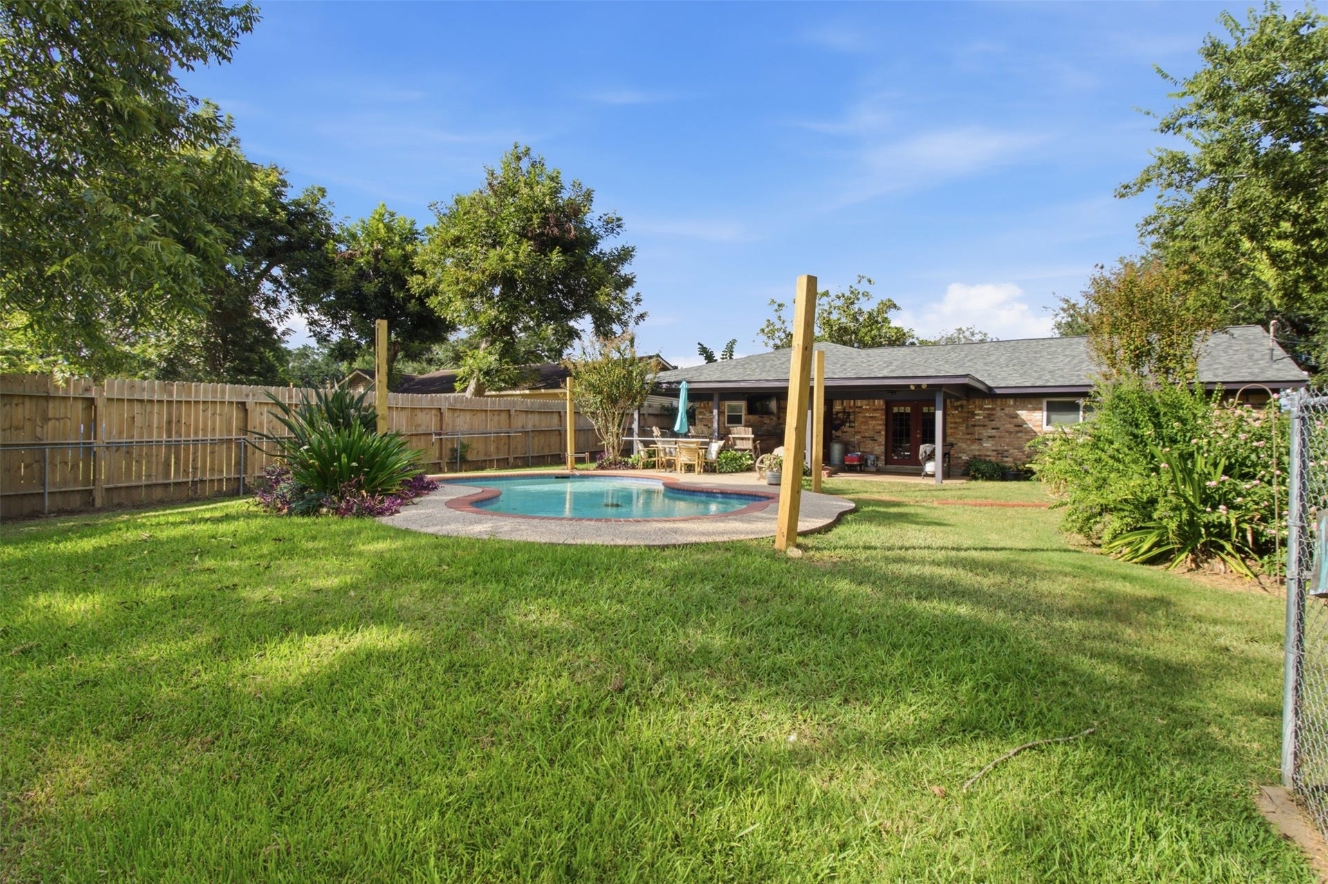 Great backyard - posts stay and has a cover