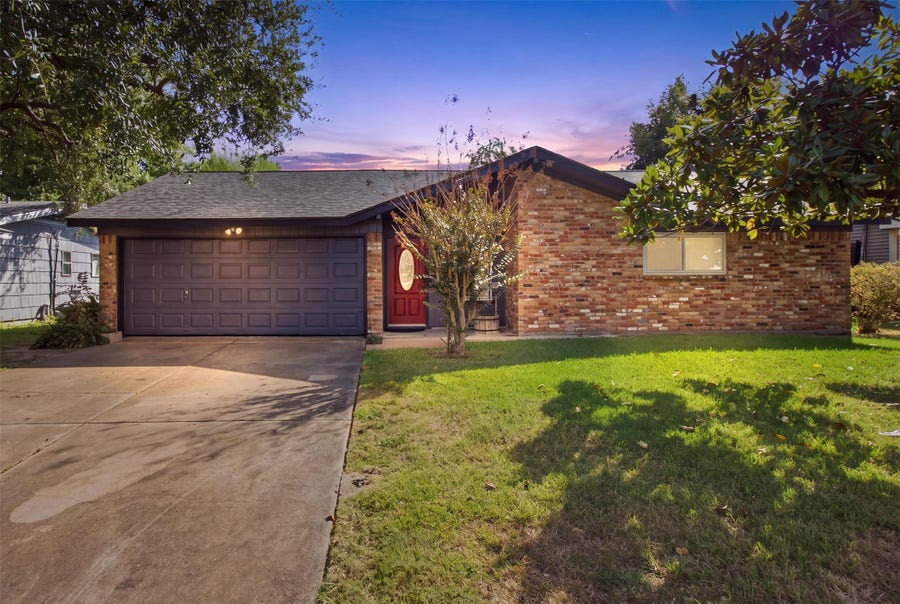 Property photo for 321 Chestnut Street, Lake Jackson, TX