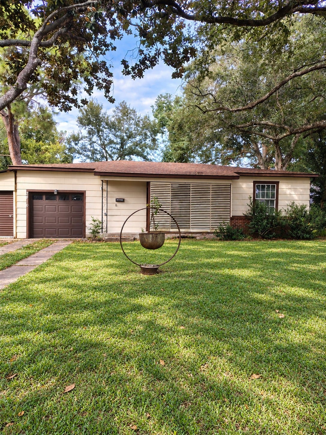2810 N Houston Drive, La Marque, TX 77568 Live on the quiet Houston Dr in La Marque