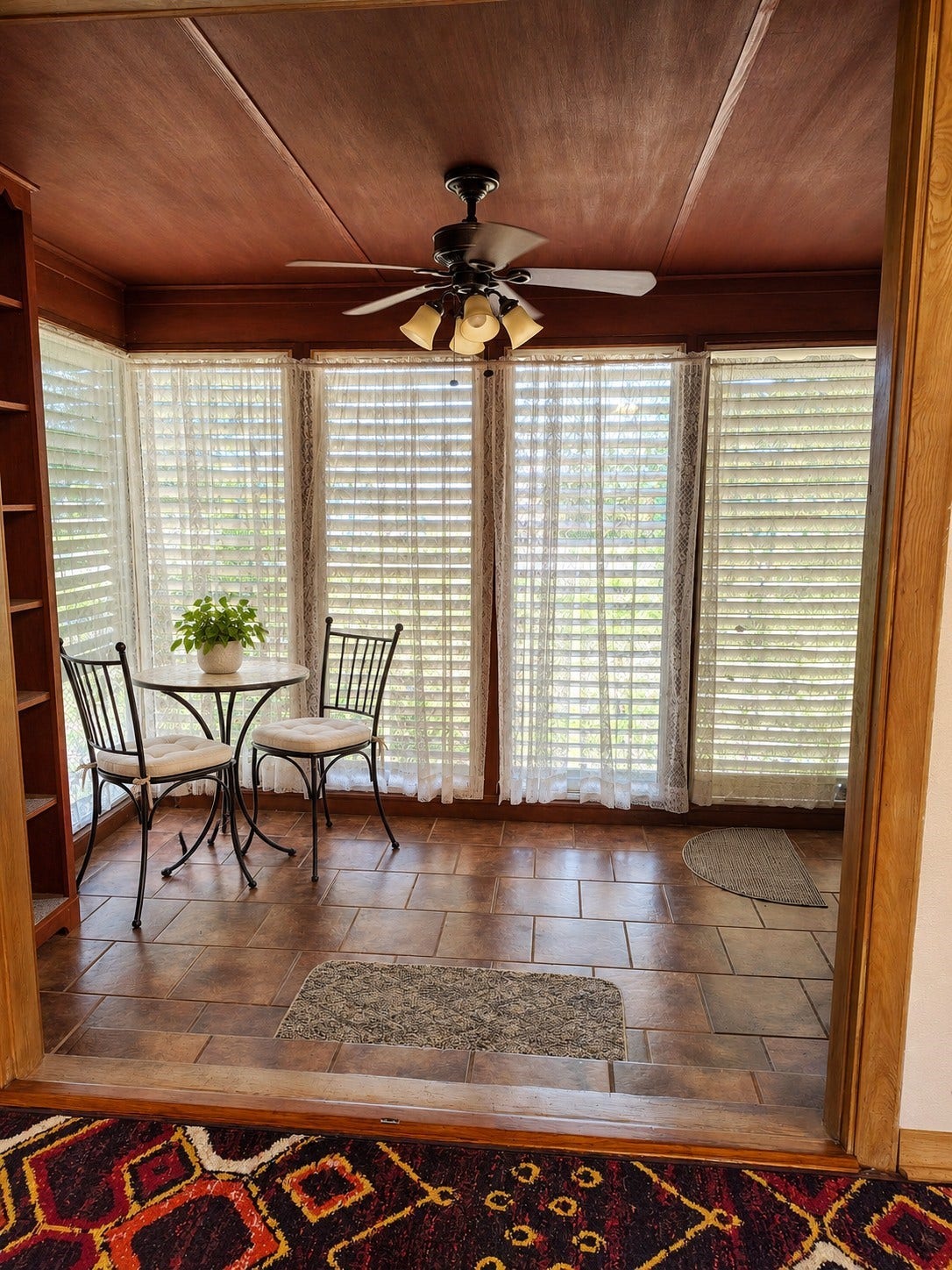 2810 N Houston Drive, La Marque, TX 77568 The entry is a quiet place for coffee while watching the squirrels