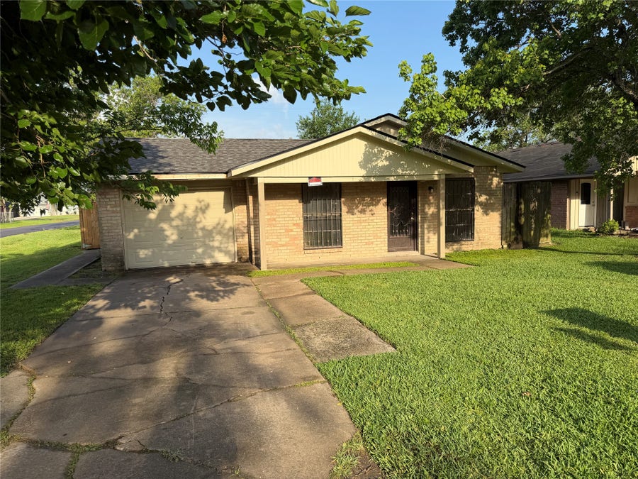 Property photo for 601 N 12th Street, La Porte, TX
