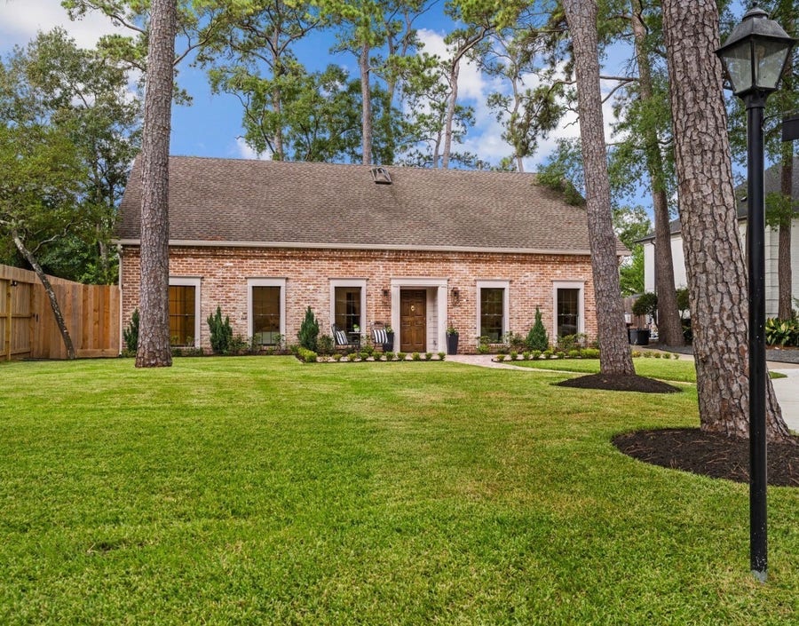Property photo for 2 Twin Circle Drive, Houston, TX