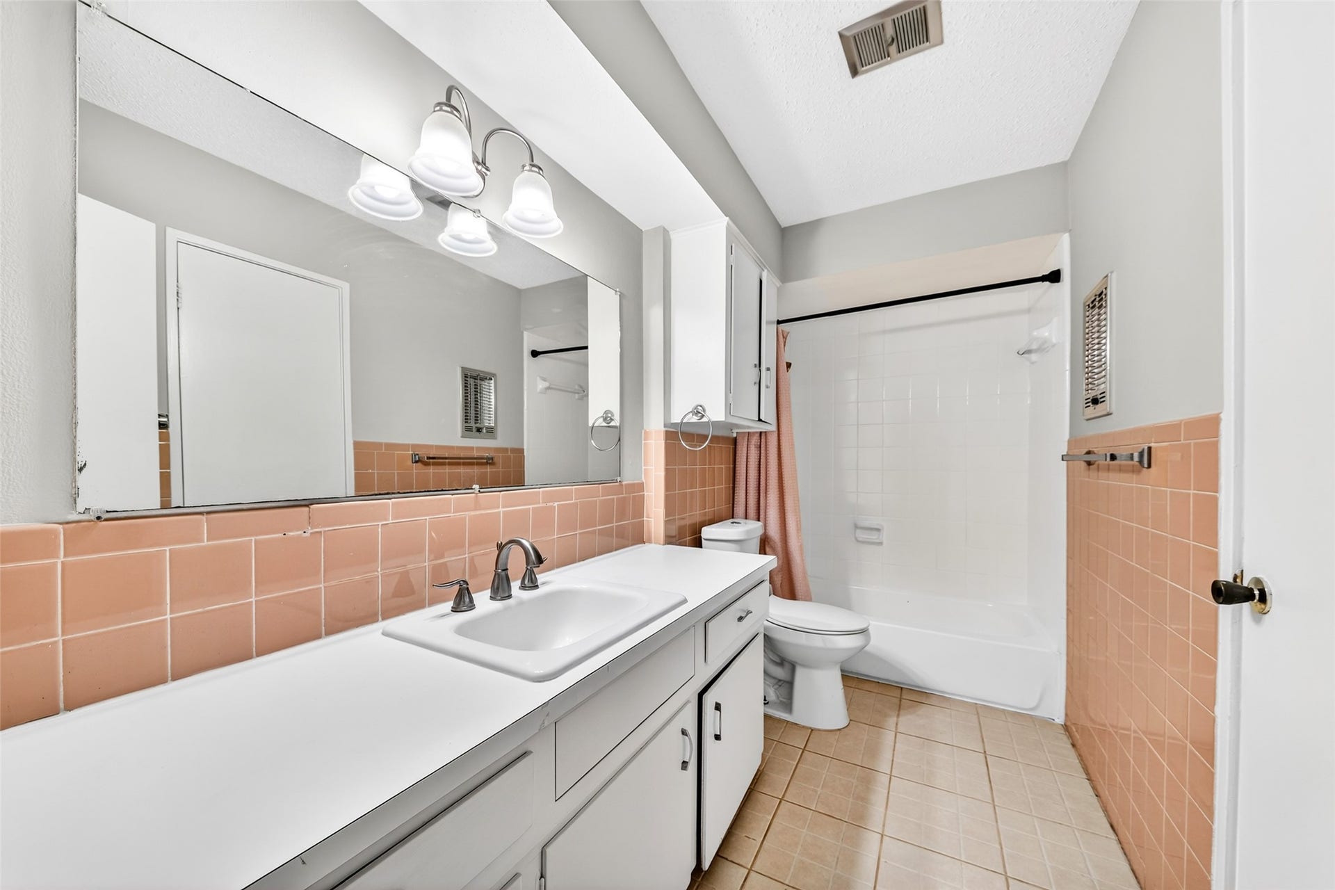 shower/tub combo and spacious bathroom