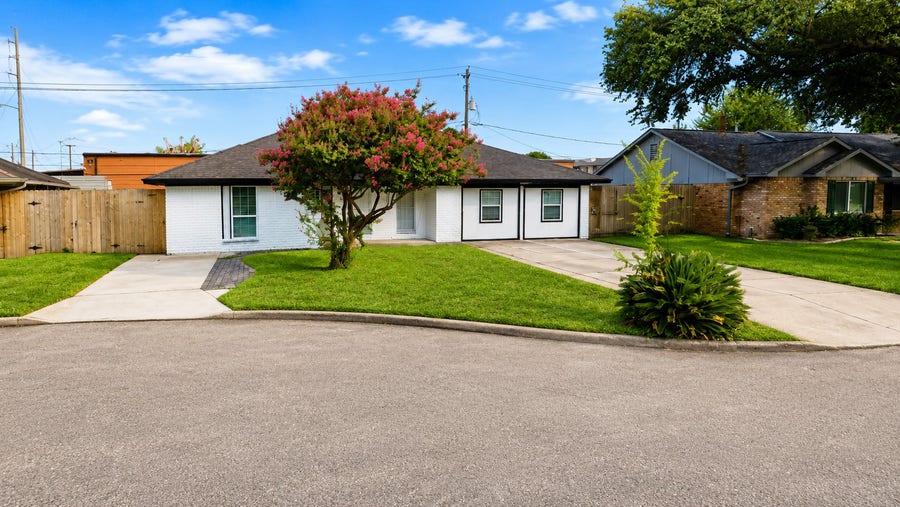 Property photo for 3007 Larknolls Ln, Houston, TX