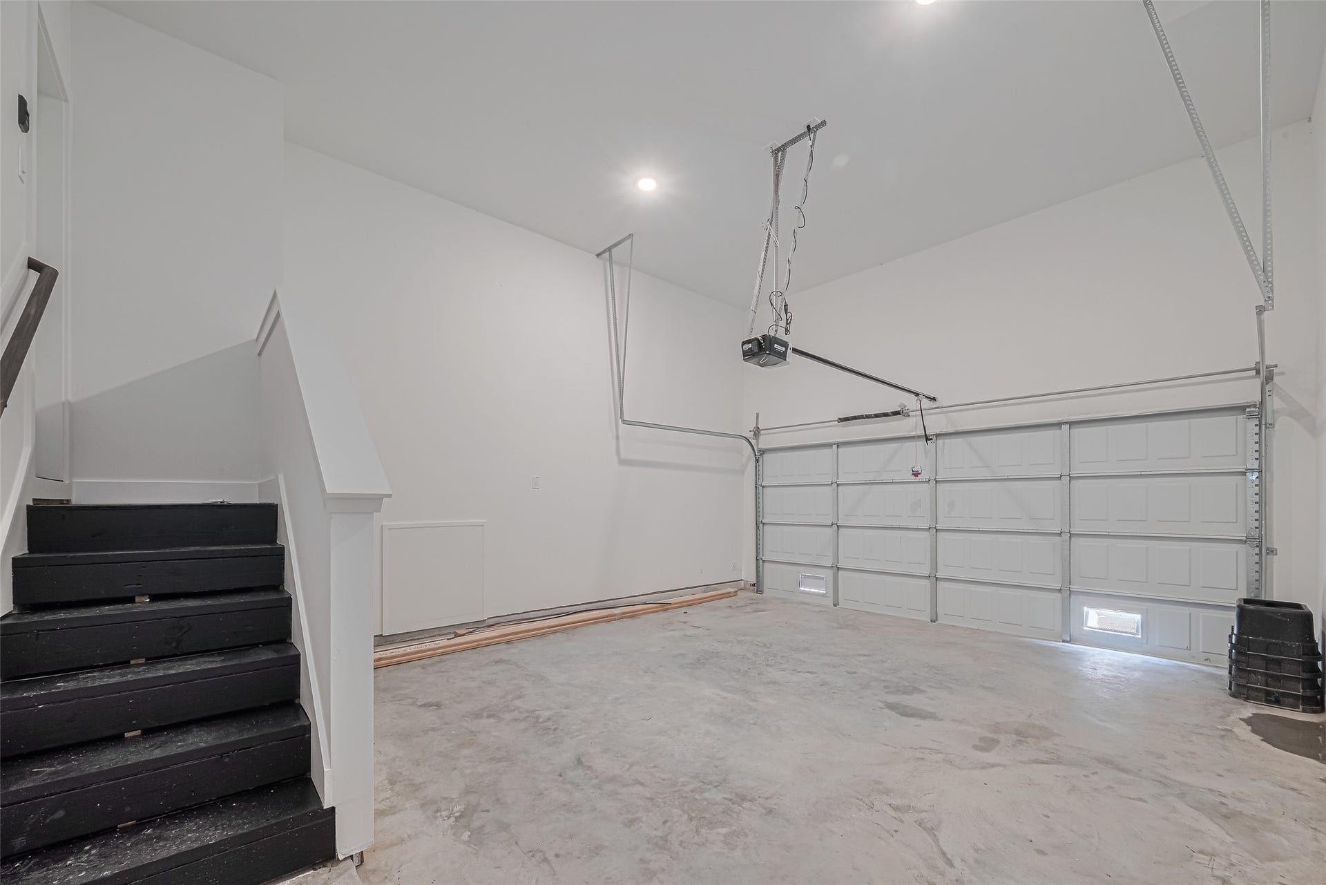 1350 W 24th Street, Houston, TX 77008 Spacious garage with a clean, open layout and plenty of room for parking and storage.