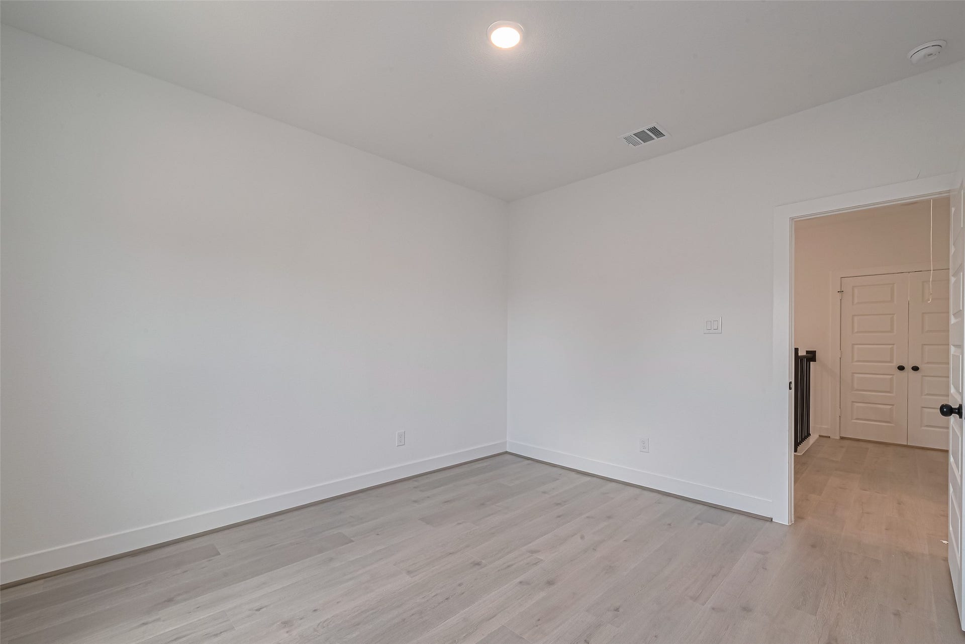 1350 W 24th Street, Houston, TX 77008 Bright bedroom with a simple, open layout and neutral finishes.