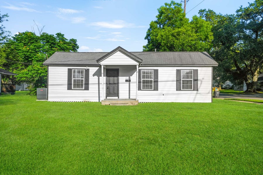 Property photo for 2102 N Galveston Avenue, Pearland, TX