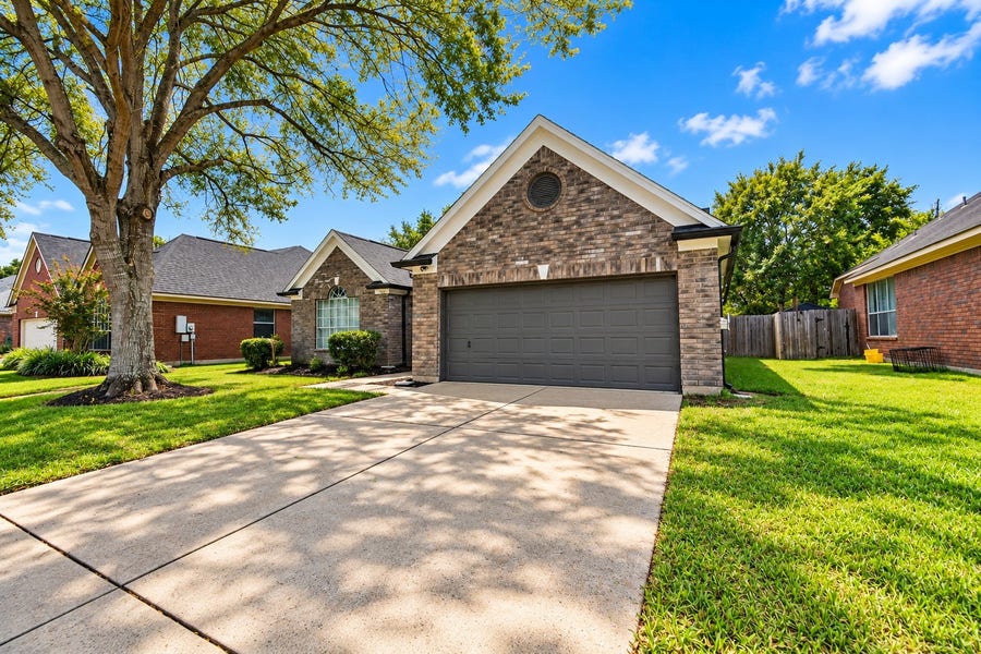 Property photo for 2922 Veva Drive, Pearland, TX