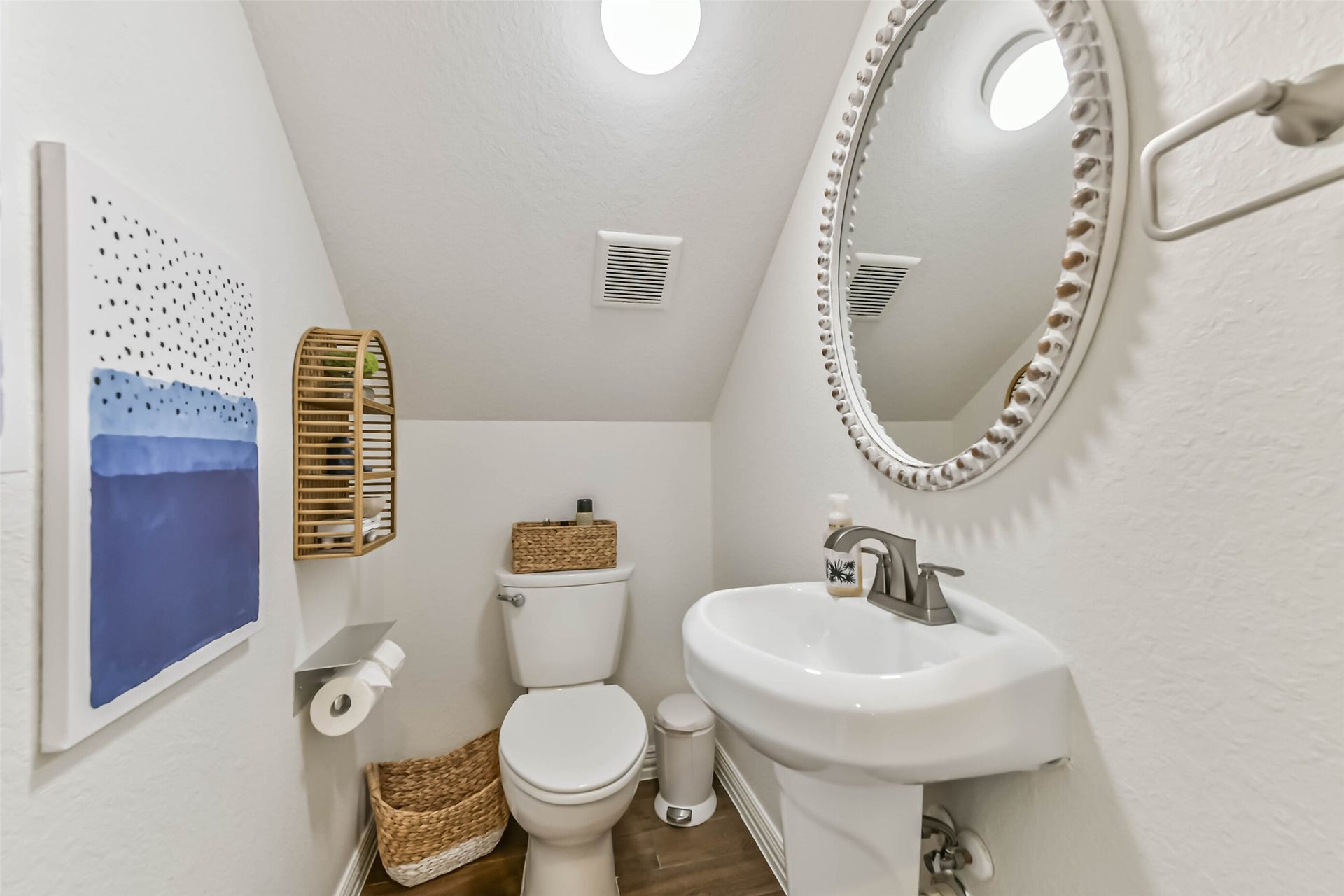 429 Jeanie Lynne Circle, Tiki Island, TX 77554 Compact and efficient powder room provides added convenience for entertaining and everyday use.
