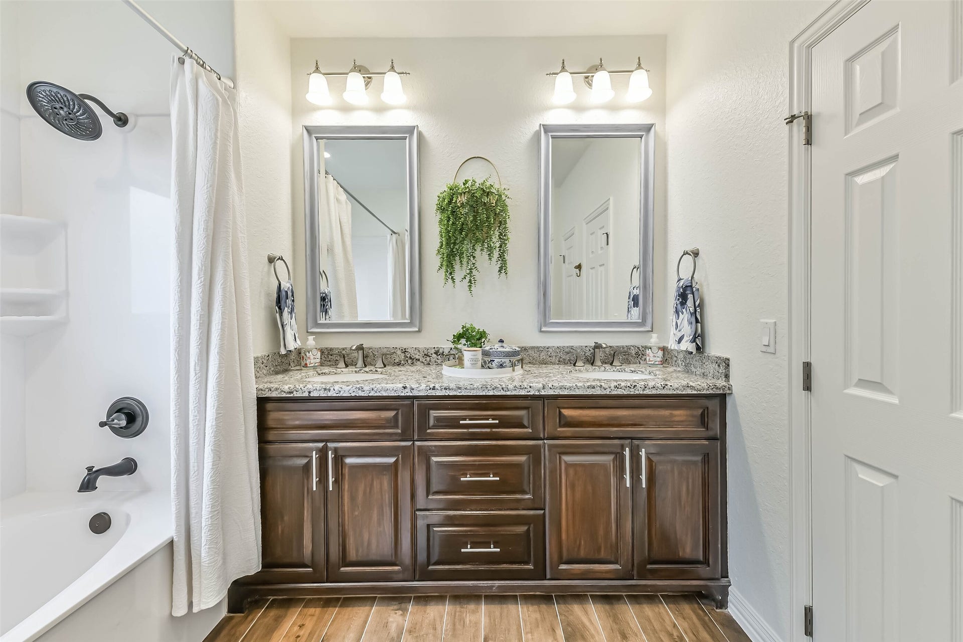 429 Jeanie Lynne Circle, Tiki Island, TX 77554 Well-maintained bath includes double sinks, neutral finishes, and convenient layout for guests or family use.