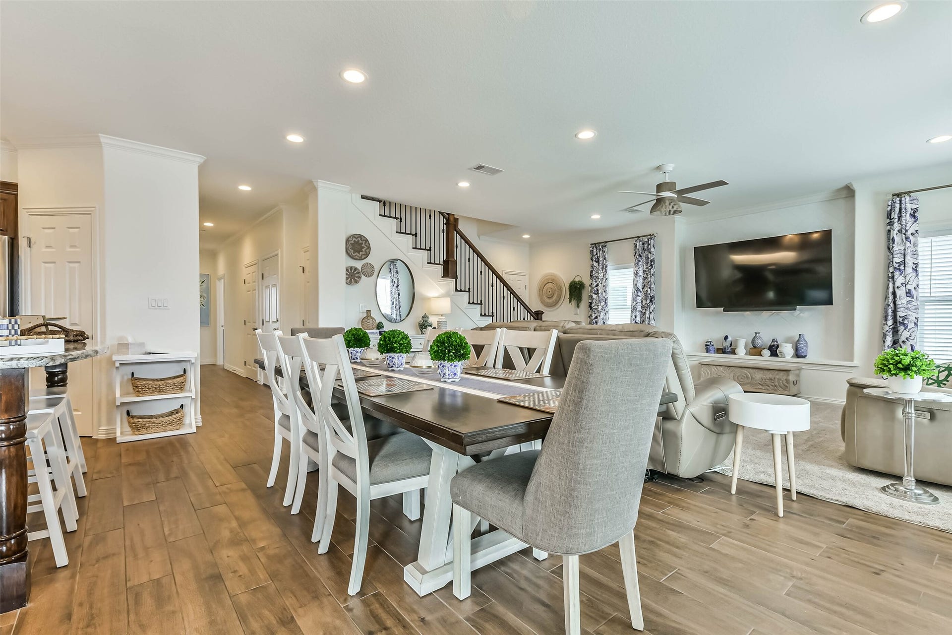 429 Jeanie Lynne Circle, Tiki Island, TX 77554 Enjoy dinner with beautiful waterfront views and stunning coastal sunsets.