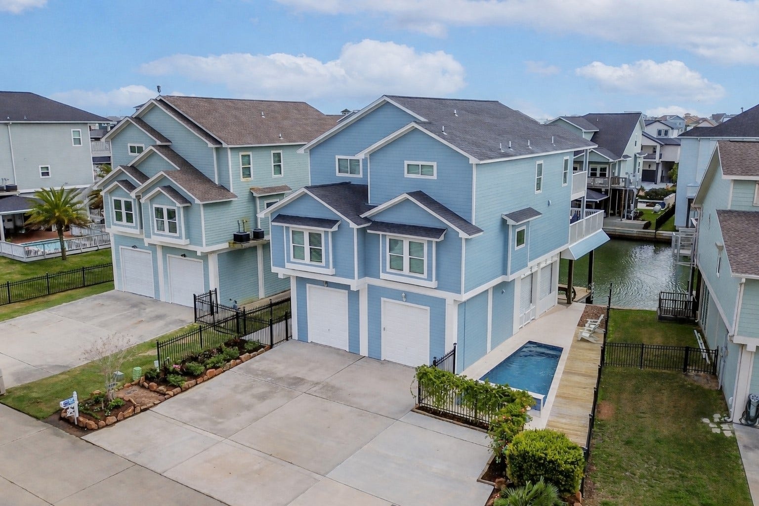 429 Jeanie Lynne Circle, Tiki Island, TX 77554 Coastal elegance meets waterfront living in this beautifully designed Tiki Island retreat.