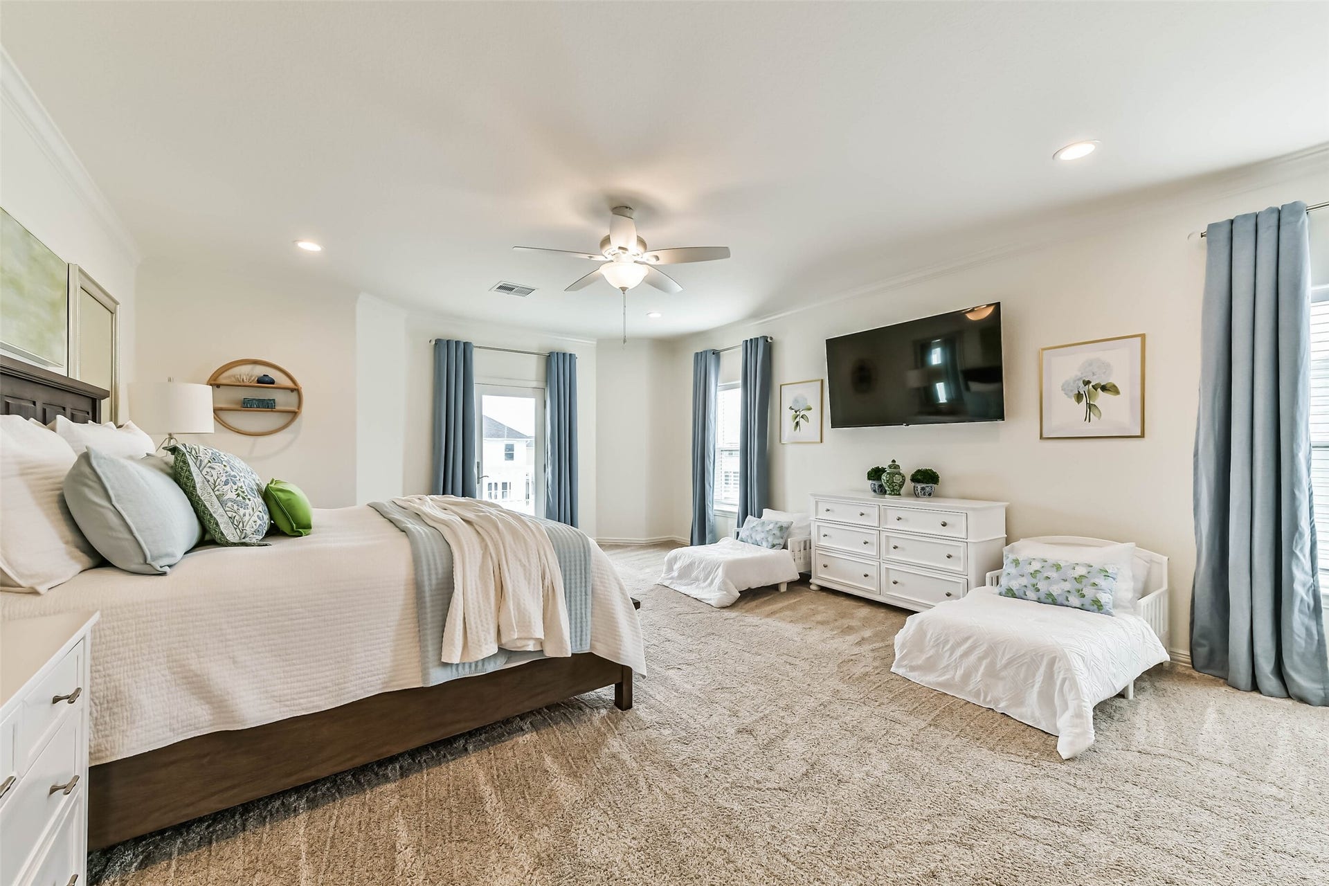 429 Jeanie Lynne Circle, Tiki Island, TX 77554 Wake up to peaceful water views from the spacious primary retreat.