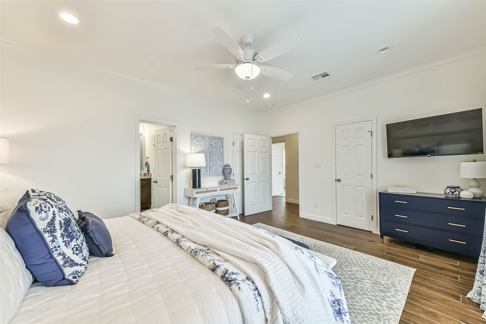 429 Jeanie Lynne Circle, Tiki Island, TX 77554 Inviting secondary bedroom offers natural light, durable flooring, and move-in-ready furniture that conveys with the home.