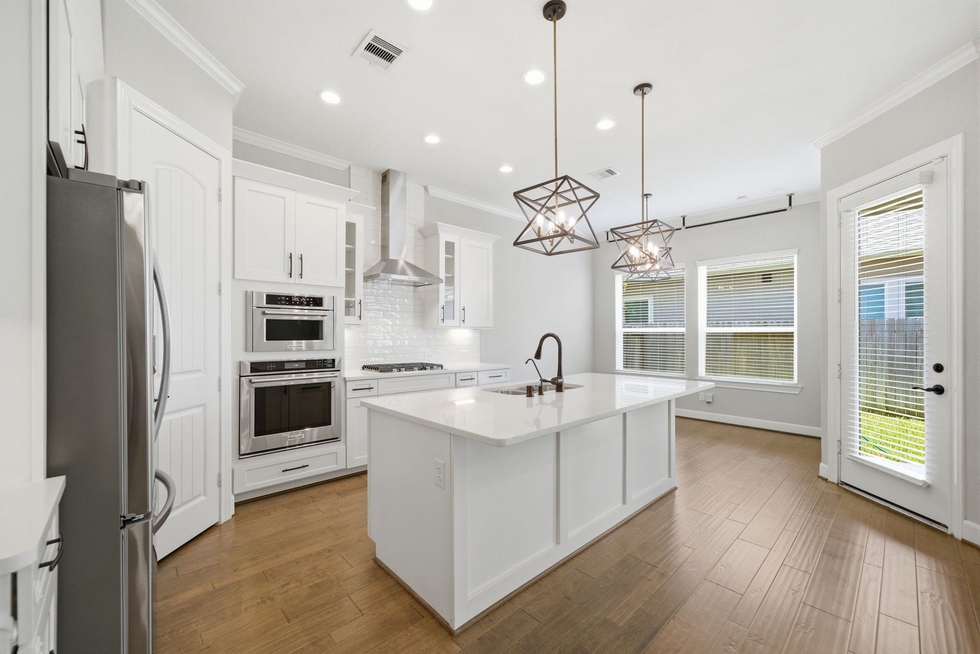 Bright and airy kitchen and dining area, ample of cabinet, large island, stainless steel appliances