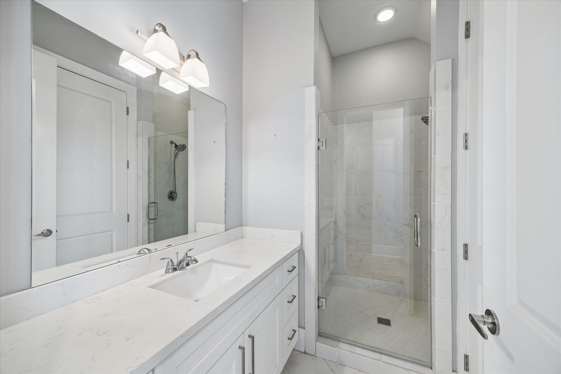 839 W 19th Street, Houston, TX 77008 1st Floor Secondary Full Bathroom with Stand Up Shower