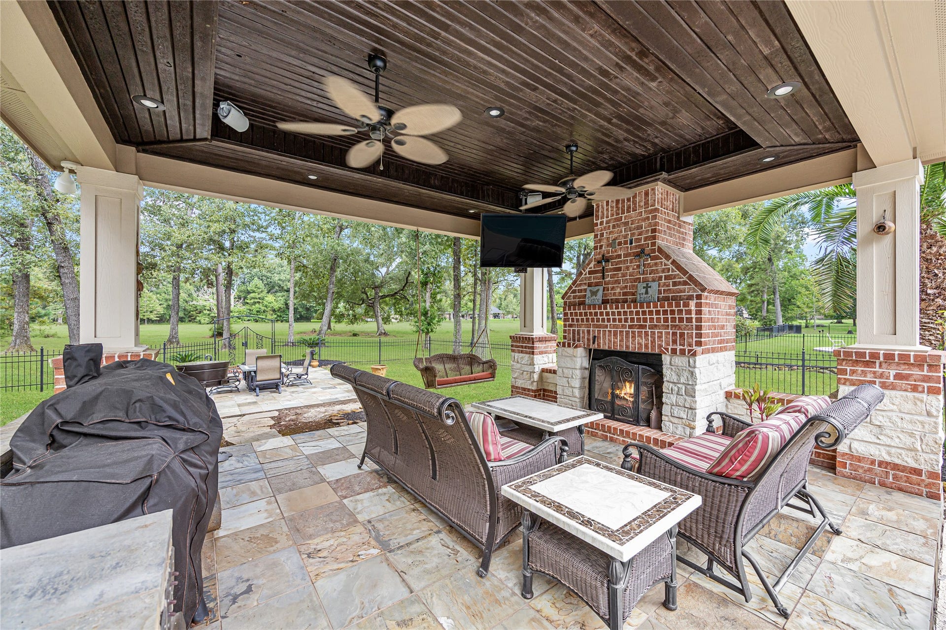 27511 Fairway Oaks Drive, Huffman, TX 77336