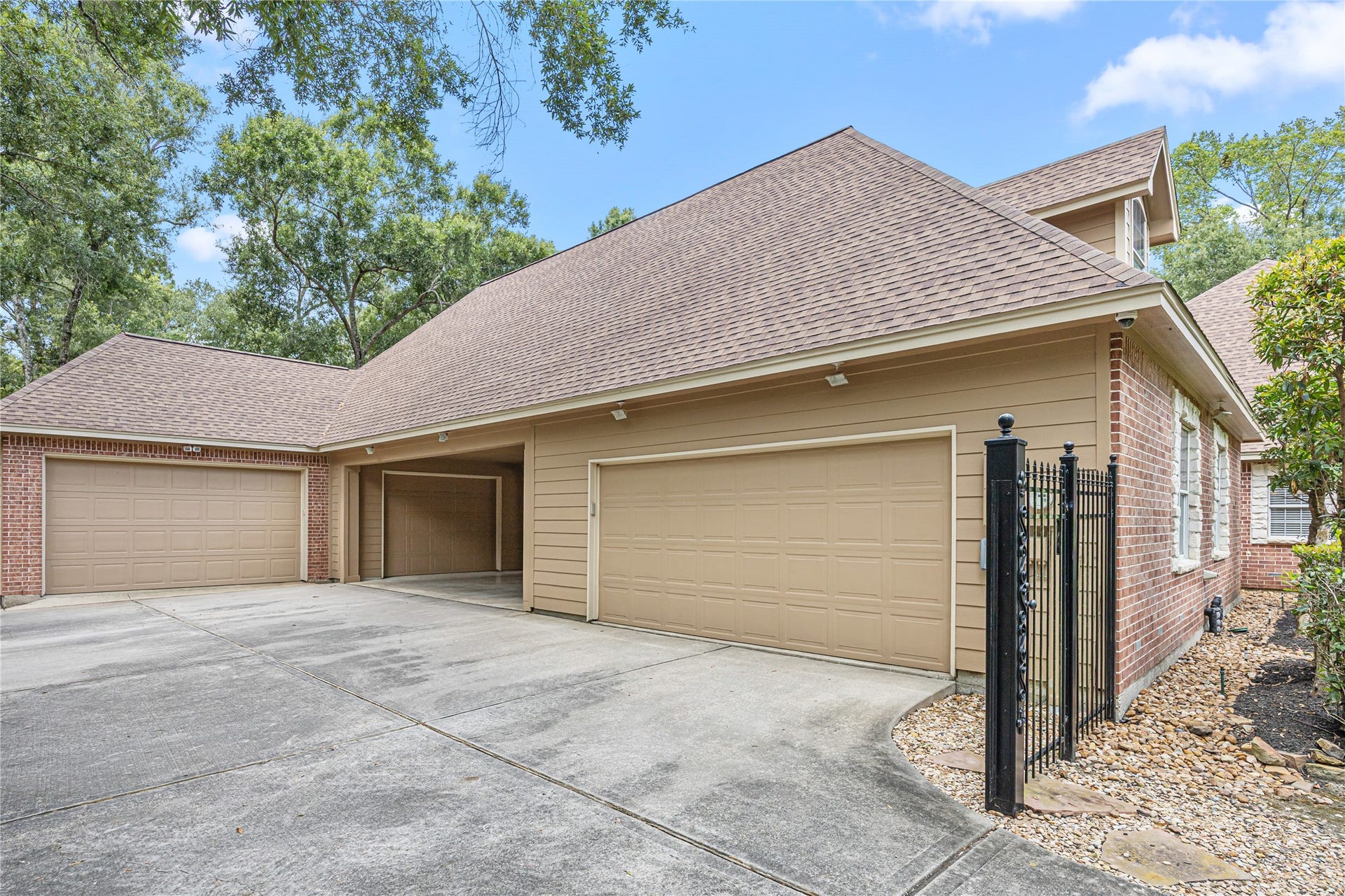 27511 Fairway Oaks Drive, Huffman, TX 77336