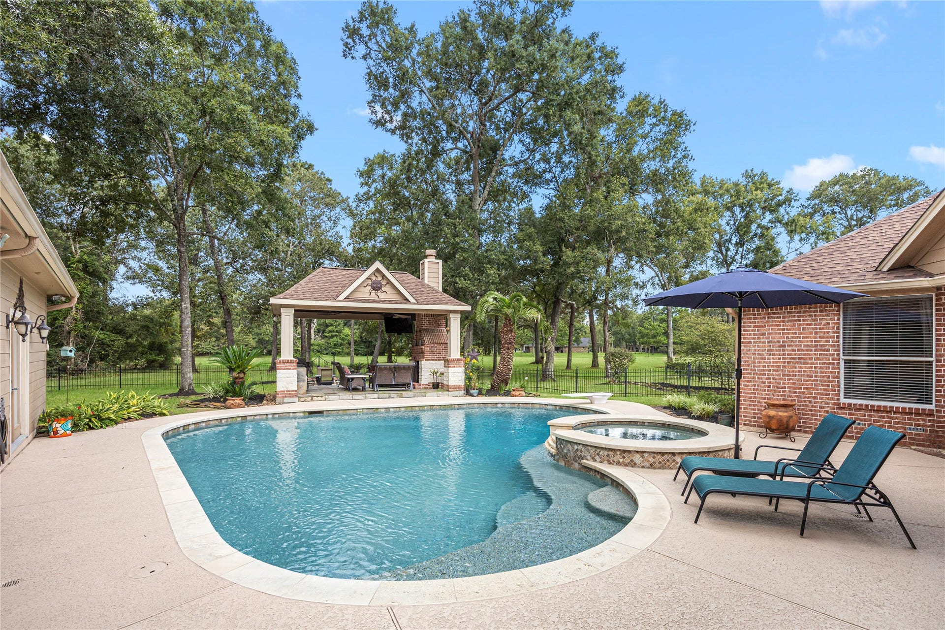 27511 Fairway Oaks Drive, Huffman, TX 77336