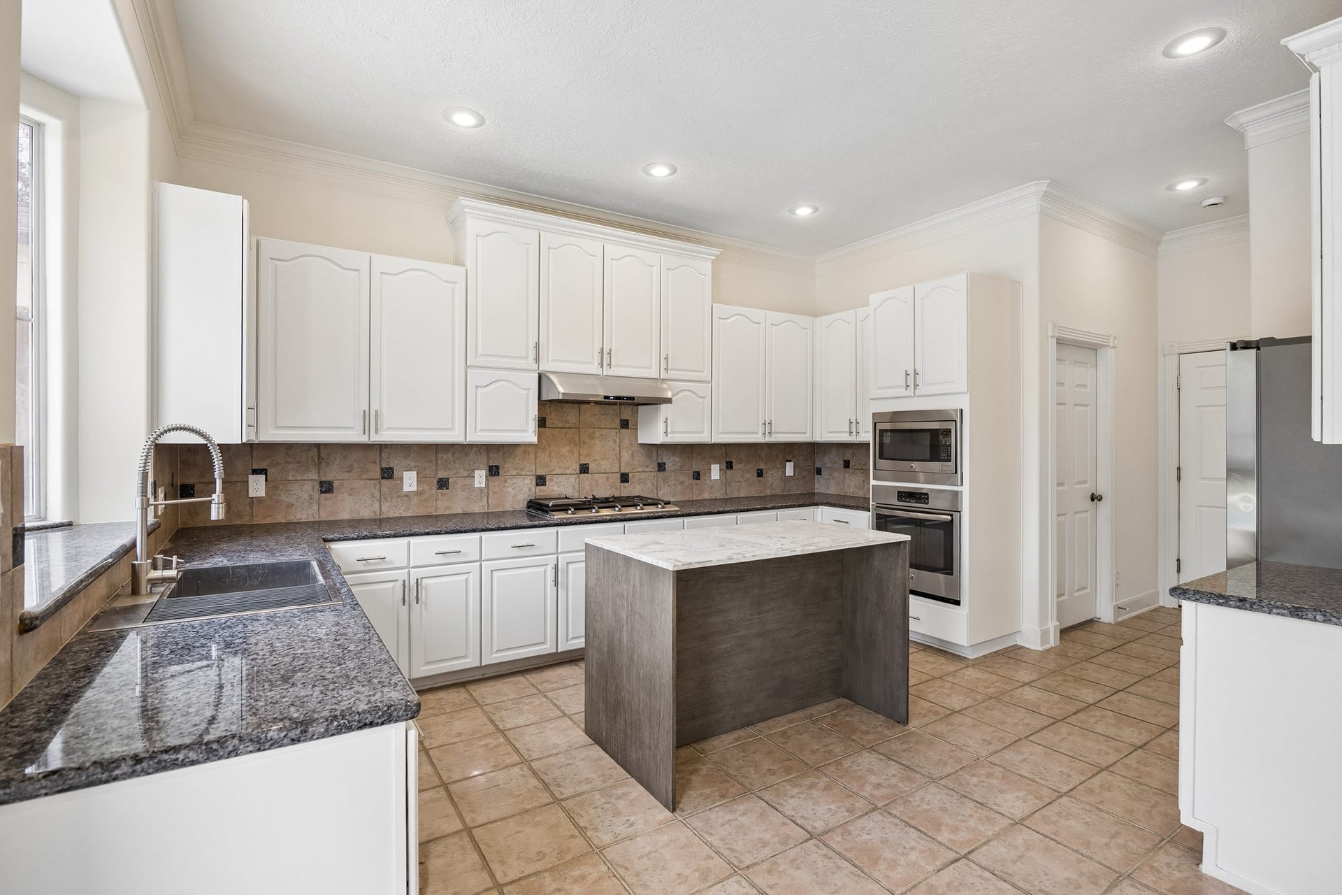 725 E 13th 1/2 Street, Houston, TX 77008