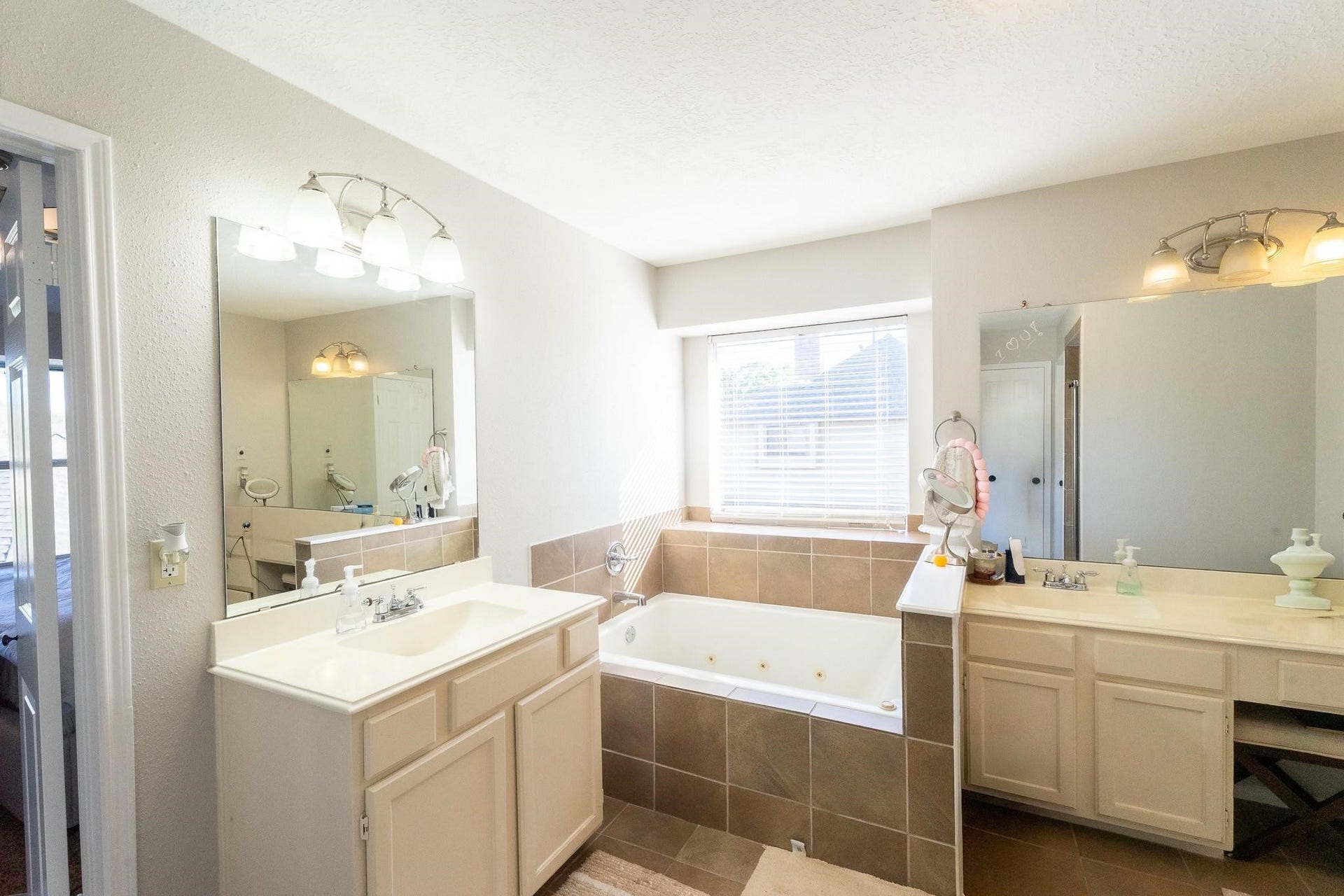 1209 Twin Oaks Street, Friendswood, TX 77546 1209 Twin Oaks Street, Friendswood, TX 77546
