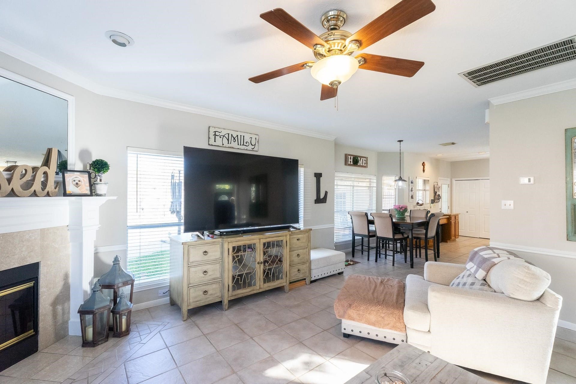1209 Twin Oaks Street, Friendswood, TX 77546 1209 Twin Oaks Street, Friendswood, TX 77546