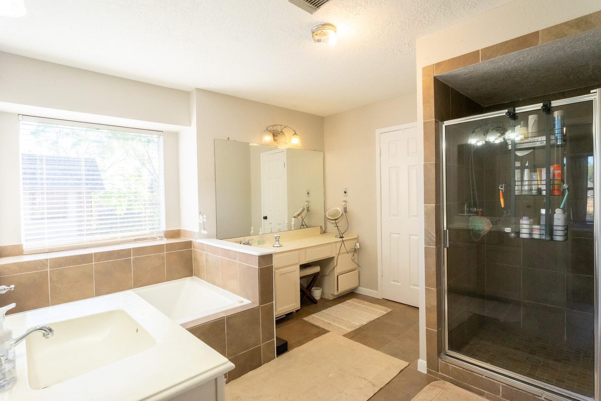 1209 Twin Oaks Street, Friendswood, TX 77546 1209 Twin Oaks Street, Friendswood, TX 77546