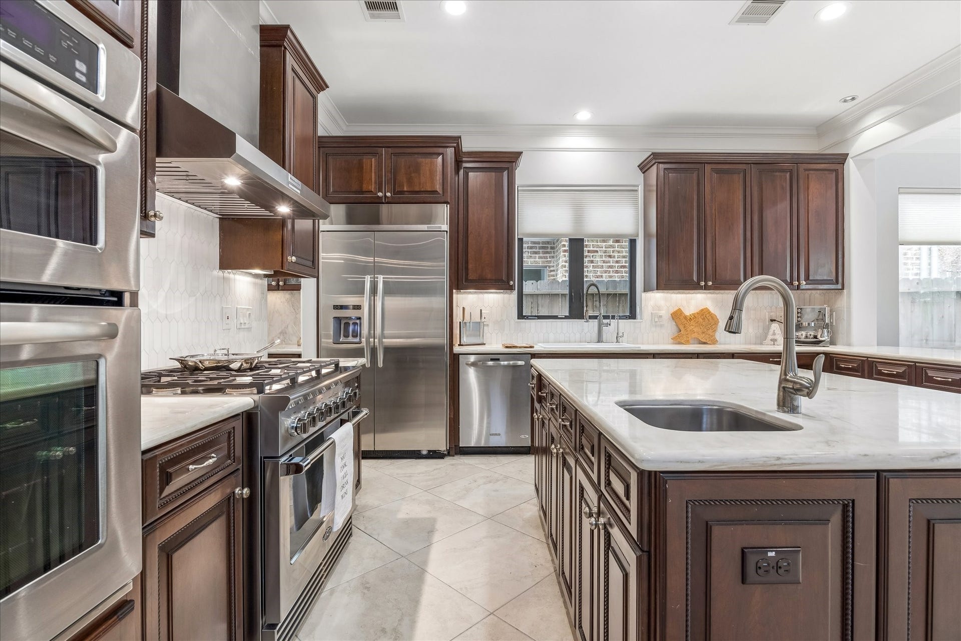 4022 Coleridge Street, West University Place, TX 77005 Another view of this chef's kitchen with double sinks to provide lots of space for cooking and entertaining.