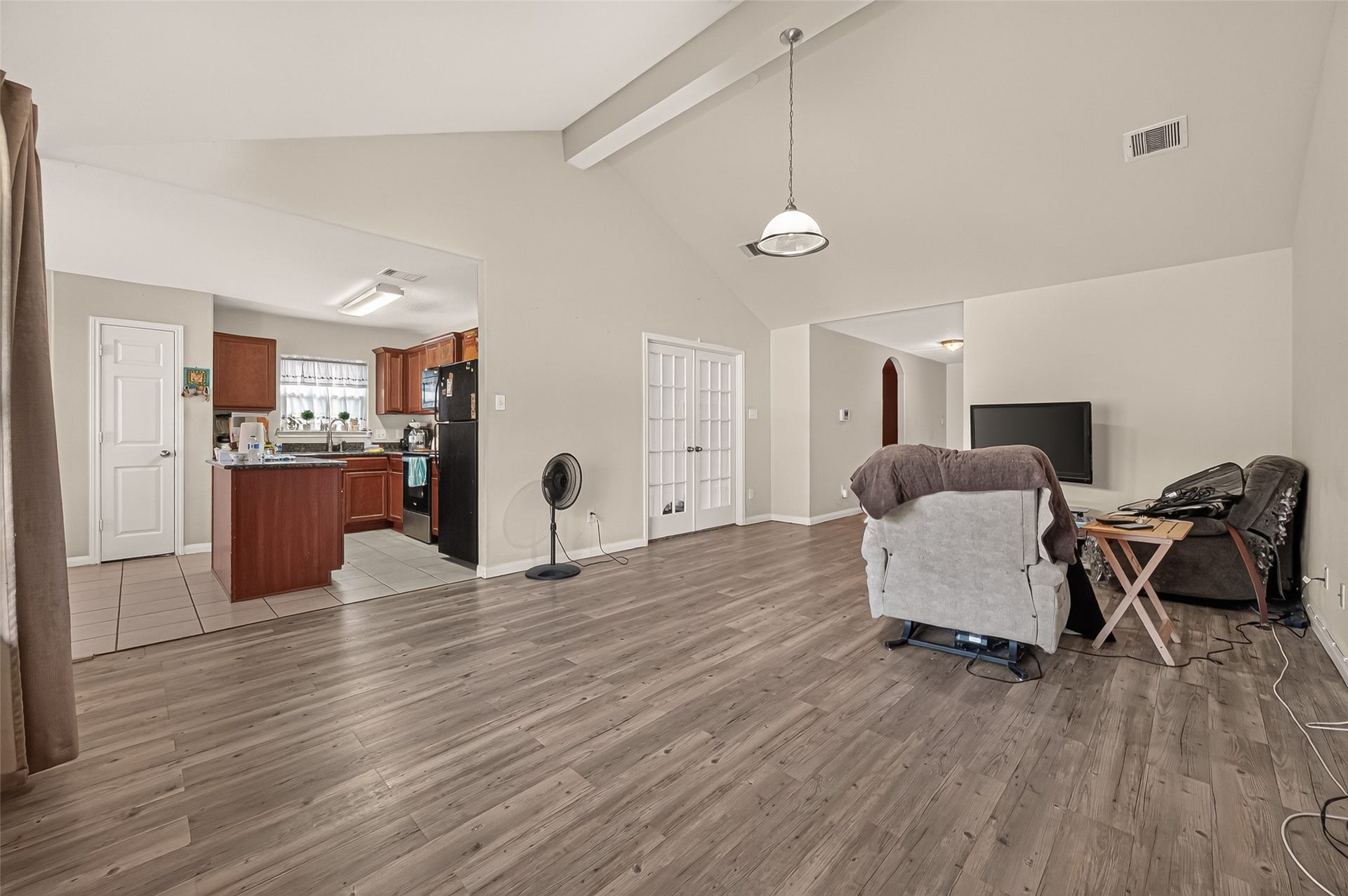 11722 Elizabeth Court, Pinehurst, TX 77362 Open concept with vaulted ceilings.