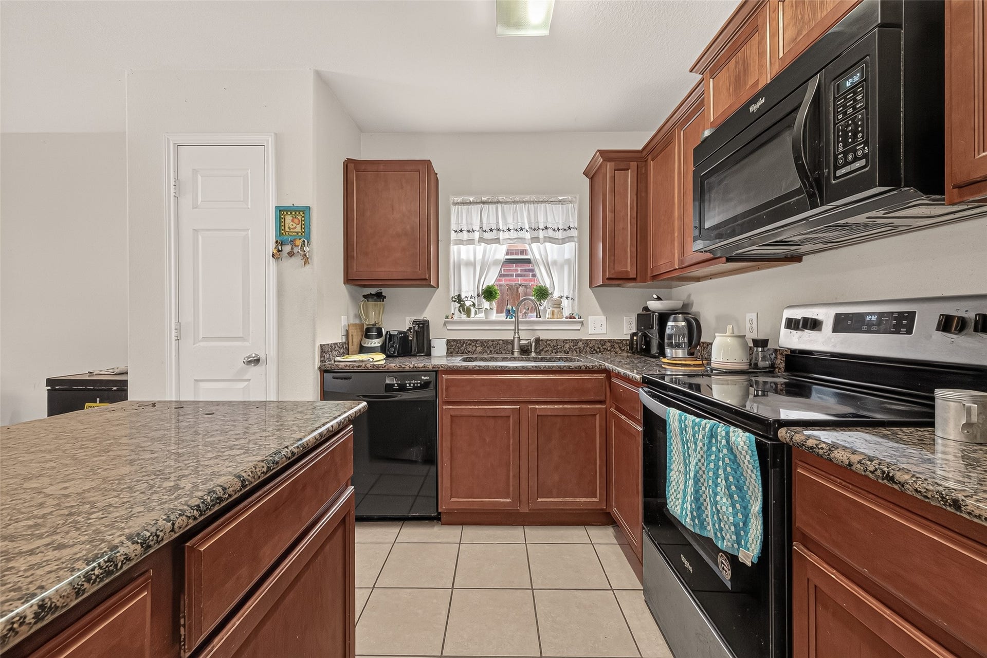 11722 Elizabeth Court, Pinehurst, TX 77362 Kitchen w/ island.