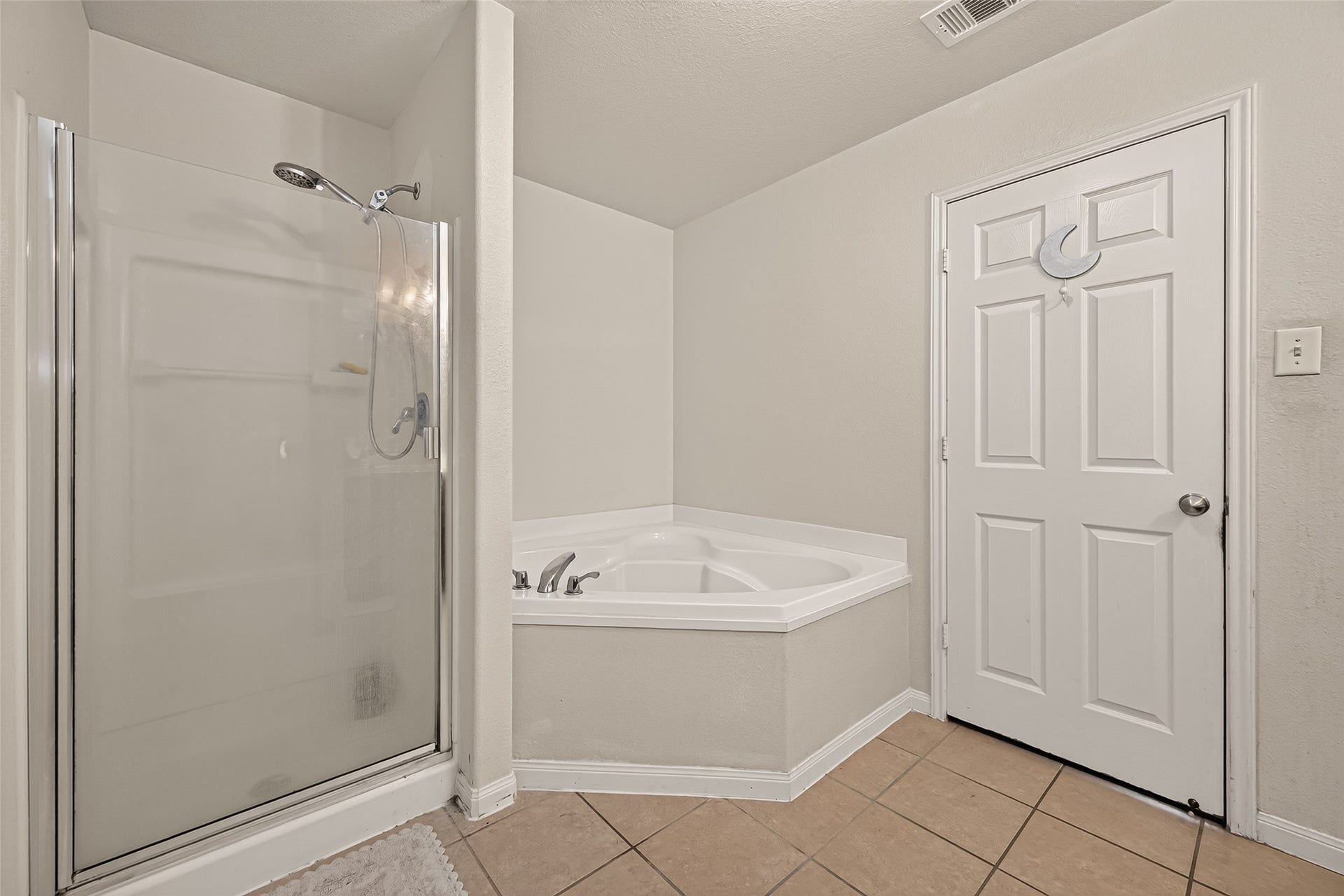11722 Elizabeth Court, Pinehurst, TX 77362 Primary bathroom w/ bath and walk in shower.