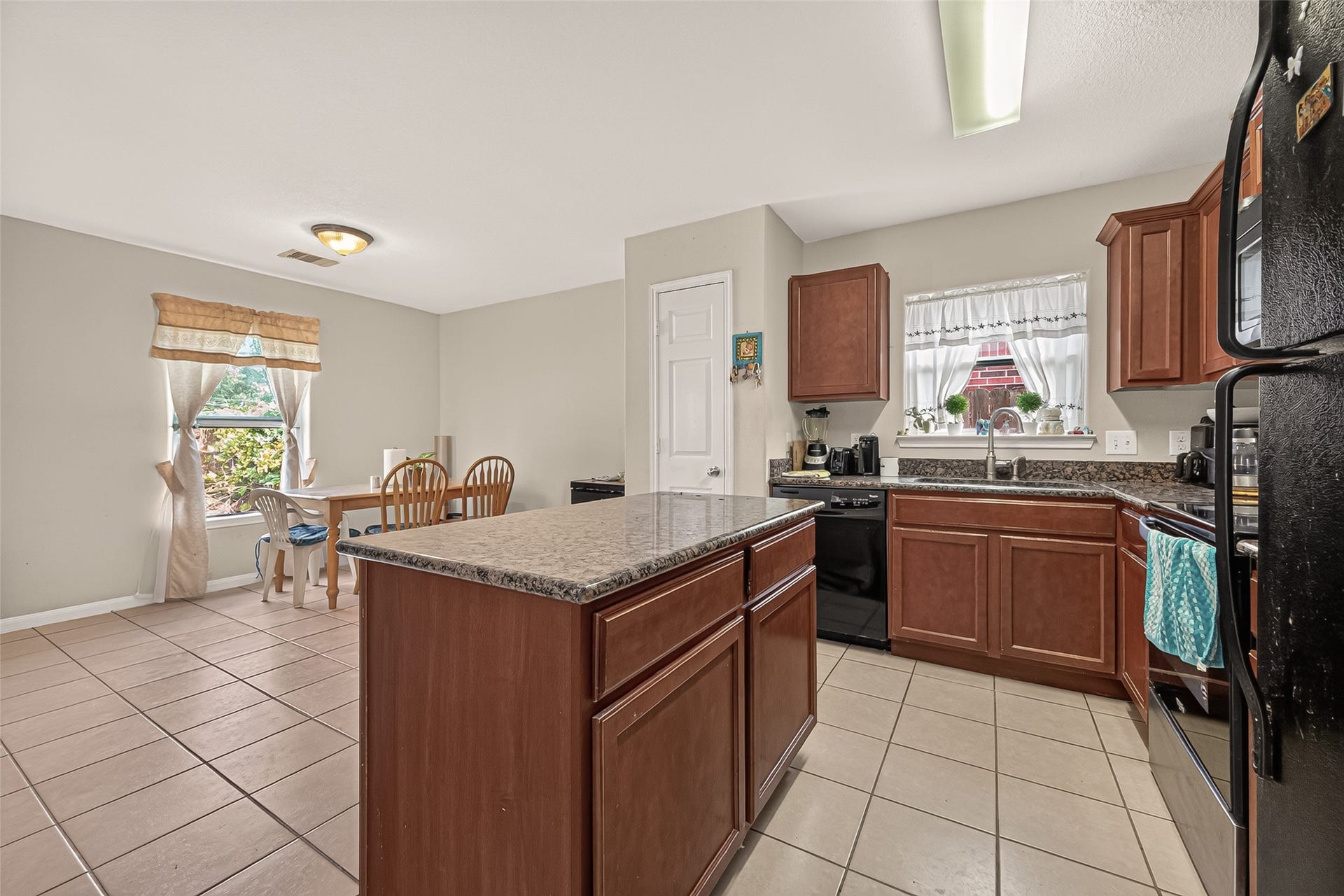 11722 Elizabeth Court, Pinehurst, TX 77362 Kitchen w/ island.