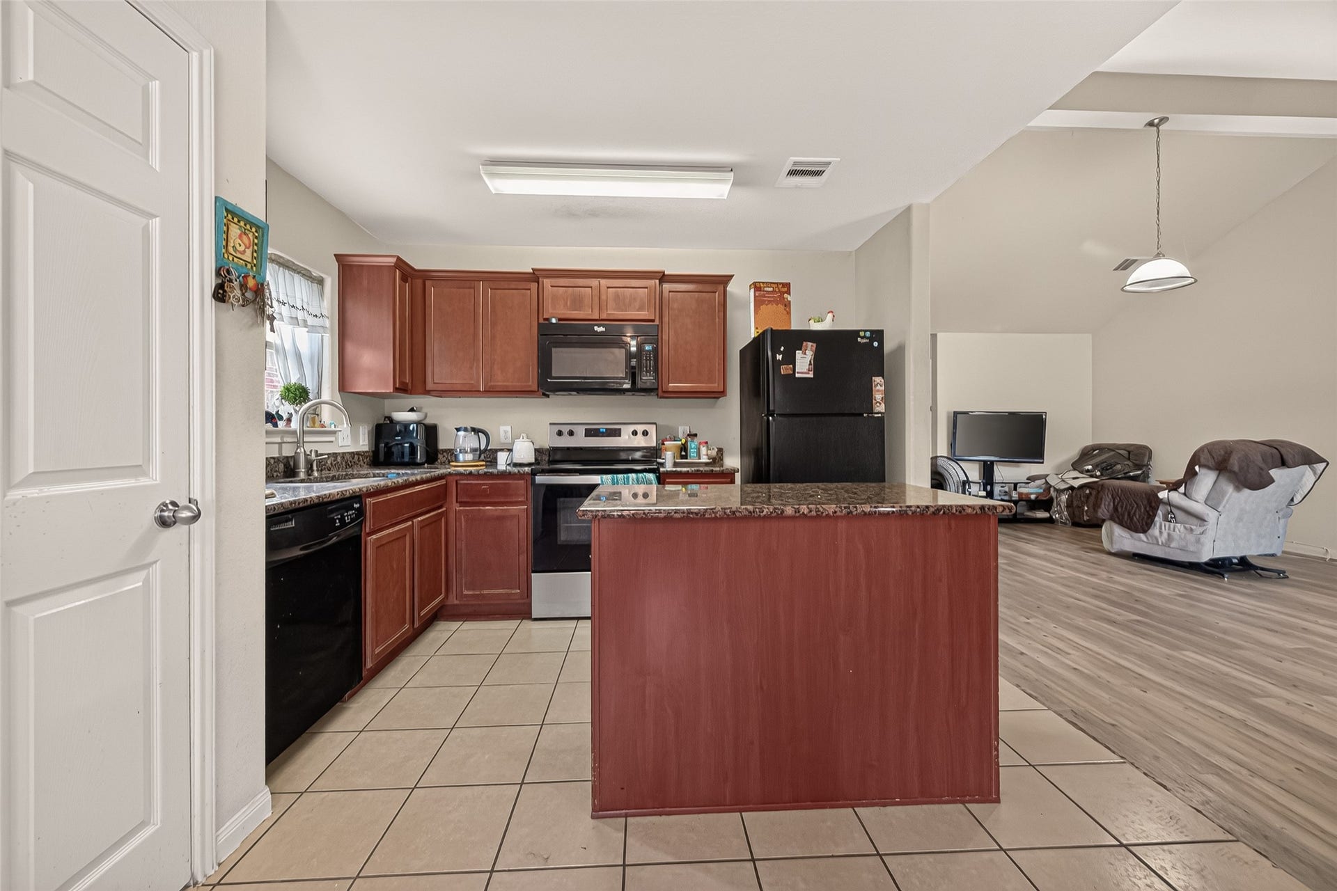 11722 Elizabeth Court, Pinehurst, TX 77362 Kitchen w/ island.