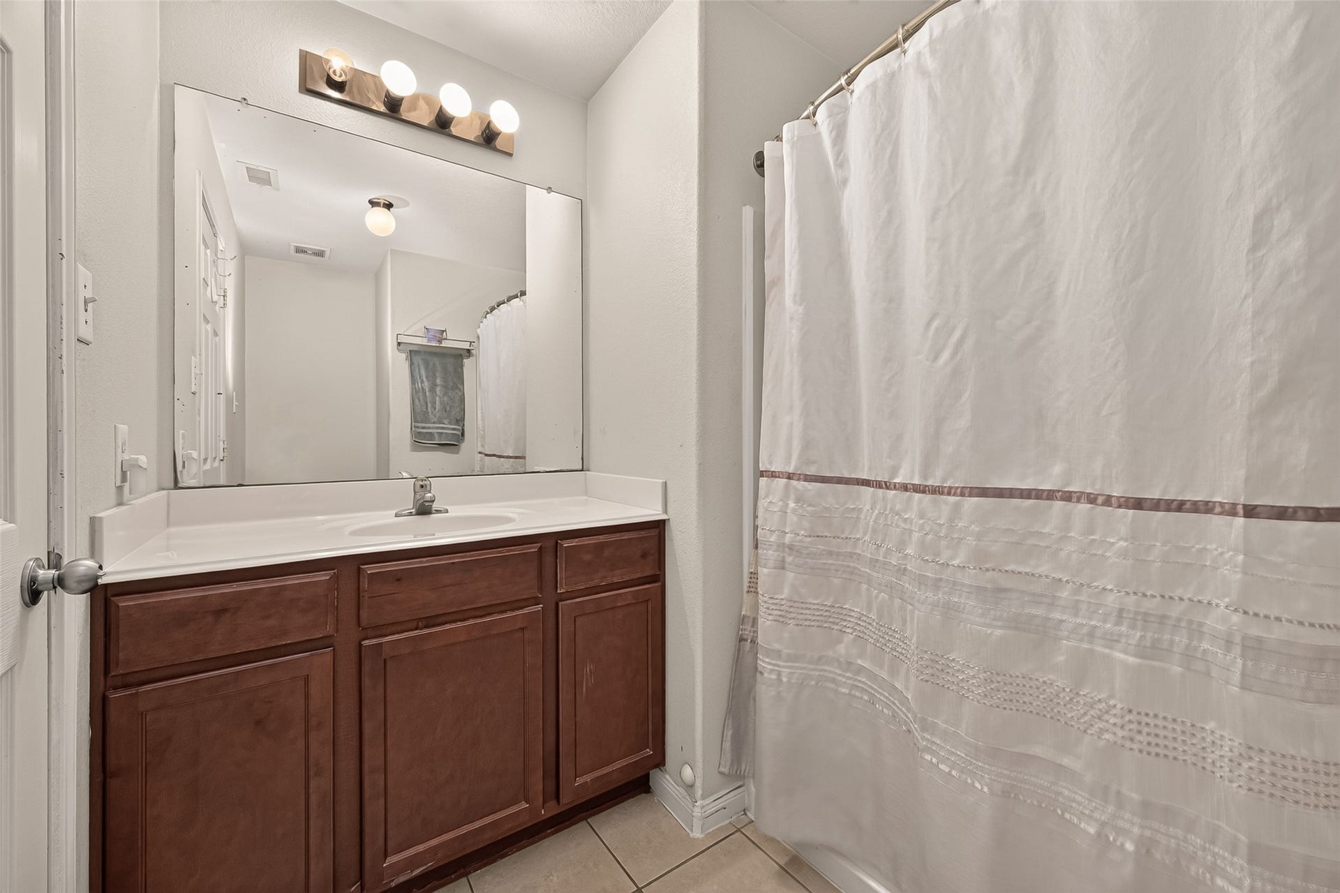 11722 Elizabeth Court, Pinehurst, TX 77362 Secondary bathroom.