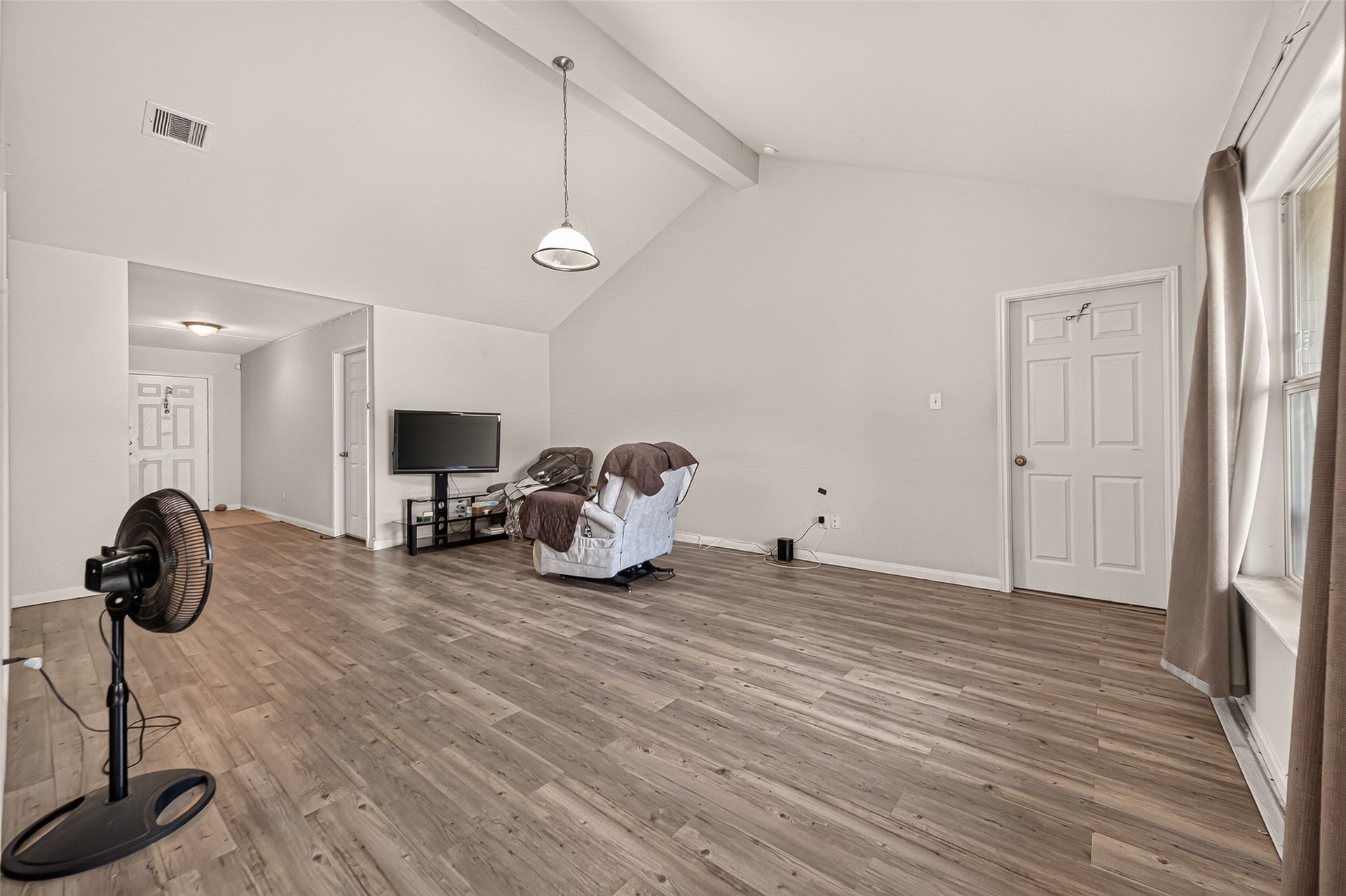 11722 Elizabeth Court, Pinehurst, TX 77362 Living room.