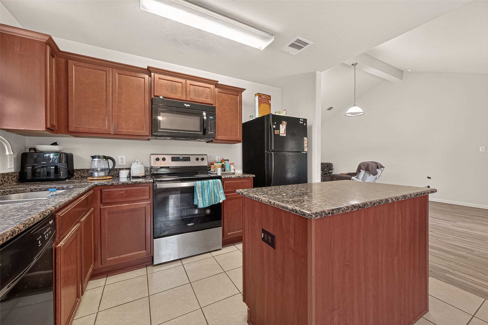 11722 Elizabeth Court, Pinehurst, TX 77362 Kitchen w/ island.