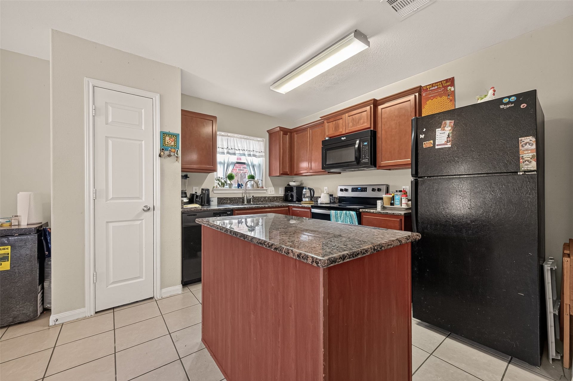 11722 Elizabeth Court, Pinehurst, TX 77362 Kitchen w/ island.