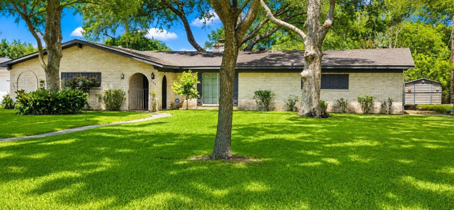 Property photo for 308 Edgewood Street, League City, TX
