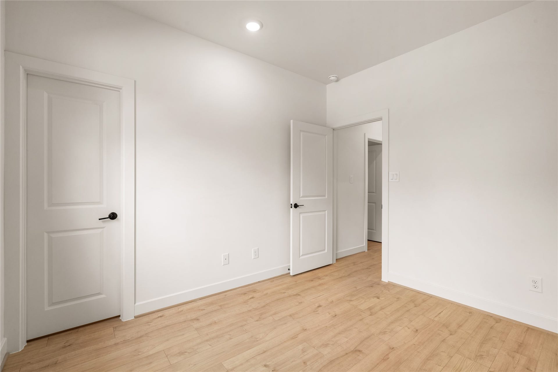 5016 Schuler Street, Houston, TX 77007 Bright guest bedroom perspective smooth interior doors with matte black hardware, recessed lighting, and easy traffic flow to the hallway.