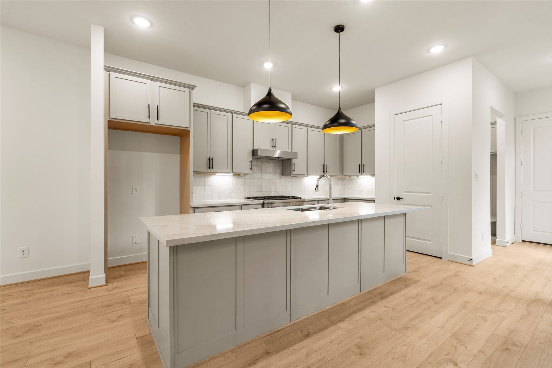 5016 Schuler Street, Houston, TX 77007 Open-concept kitchen view fluid connection from the prep island to the main floor landing and adjacent pantry access.