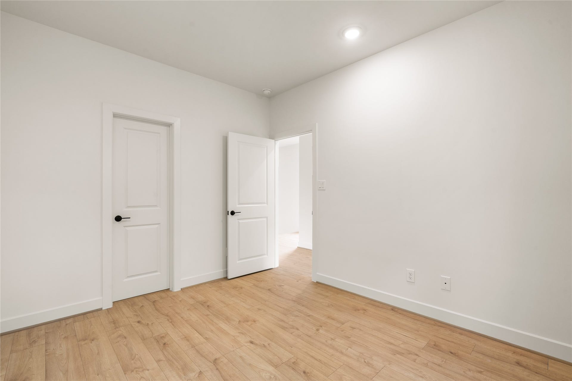 5016 Schuler Street, Houston, TX 77007 Versatile bedroom space pre-wired for wall-mounted media, dark door lever accents, and seamless access to private closet storage.