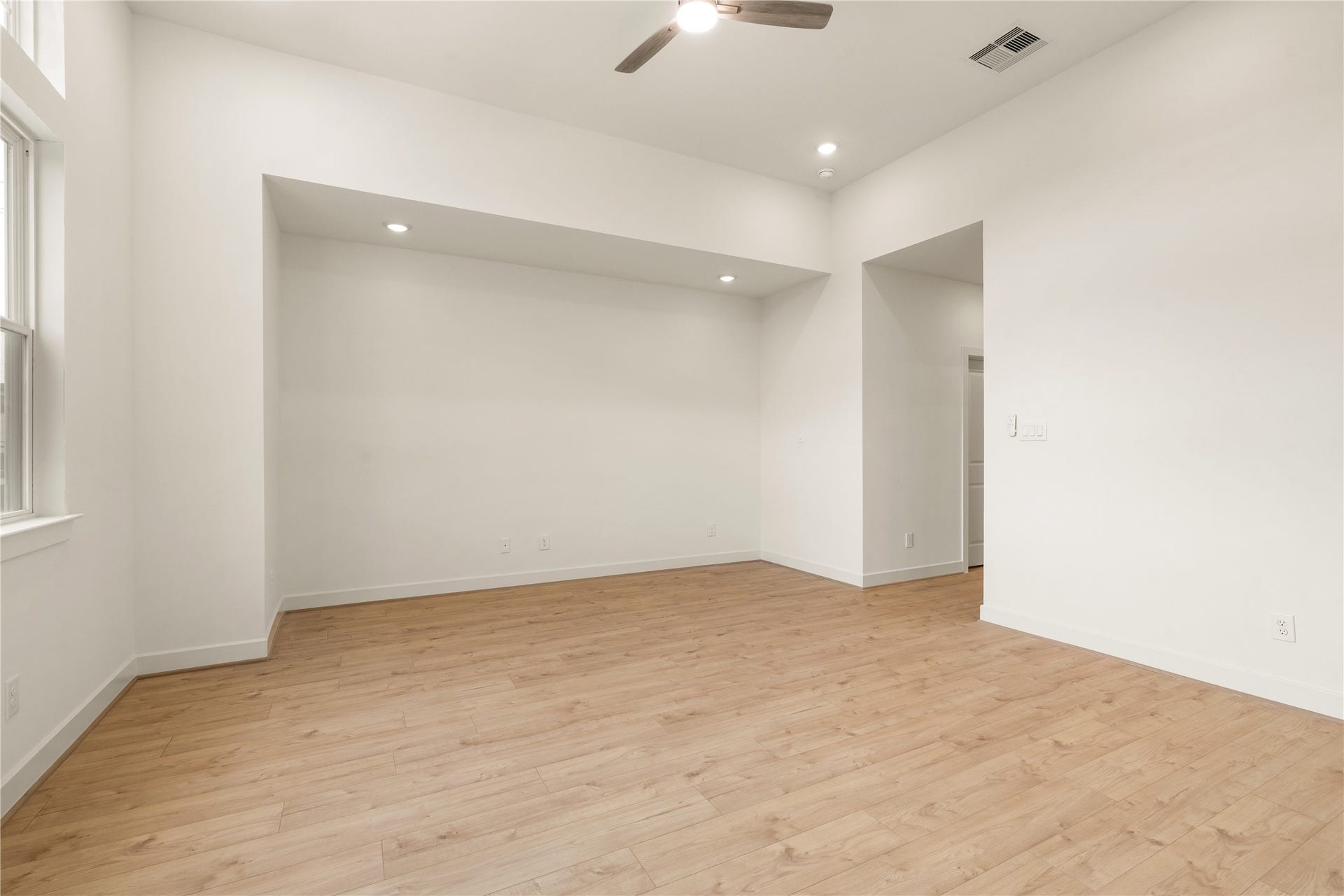 5016 Schuler Street, Houston, TX 77007 Expansive primary bedroom layout clean neutral walls, recessed lighting, ceiling fan detail, and direct access to the ensuite bath.
