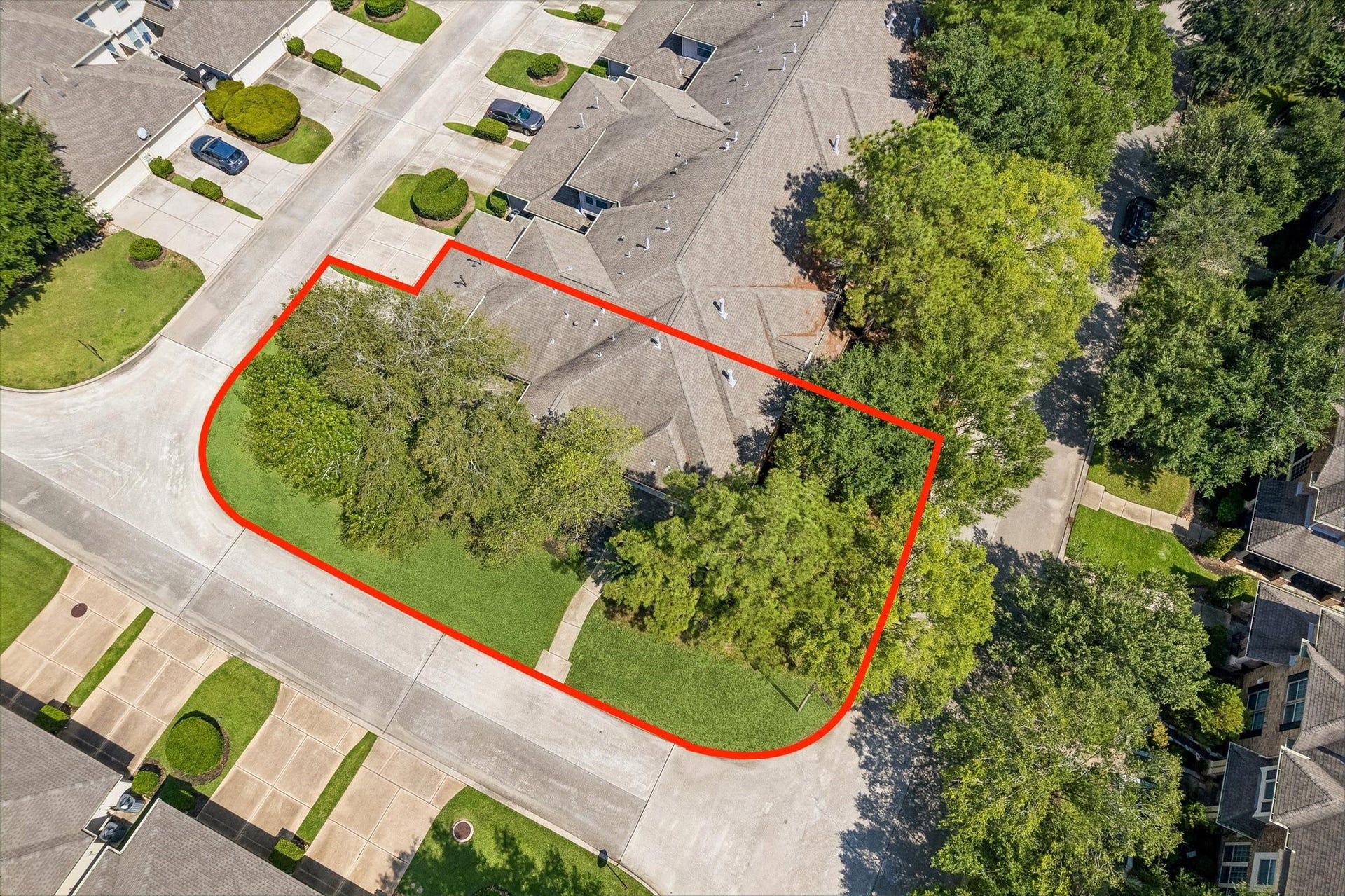 62 Ginger Jar Street, The Woodlands, TX 77382 A rare, generously sized corner lot offers a spacious setting with a rear-entry driveway and convenient access to the garage.