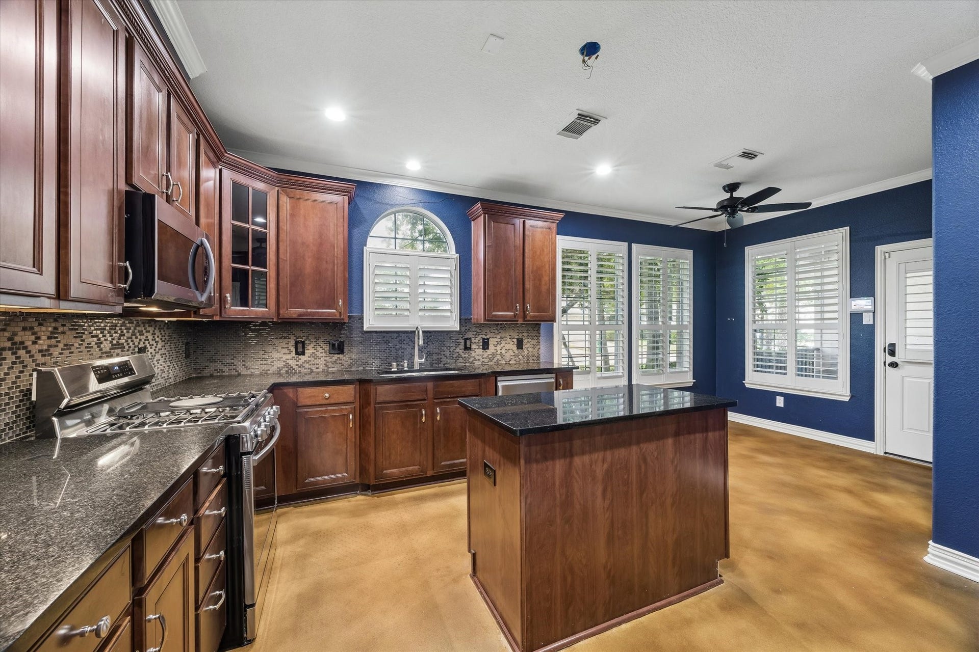 62 Ginger Jar Street, The Woodlands, TX 77382 This kitchen features granite countertops, stainless steel appliances and ample cabinetry, offering both style and functionality.