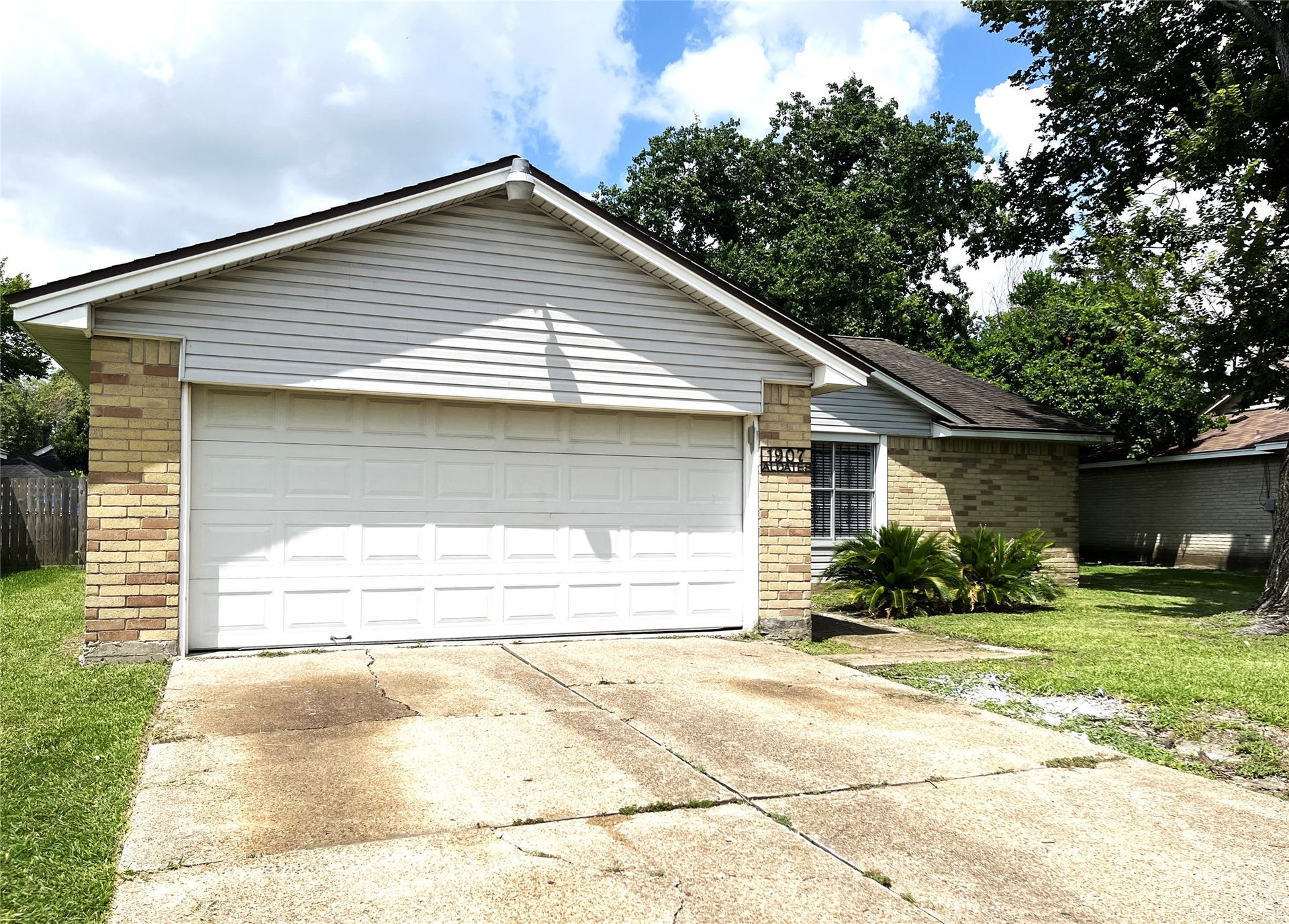 1907 Aldates Drive, Houston, TX 77015 Double wide driveway