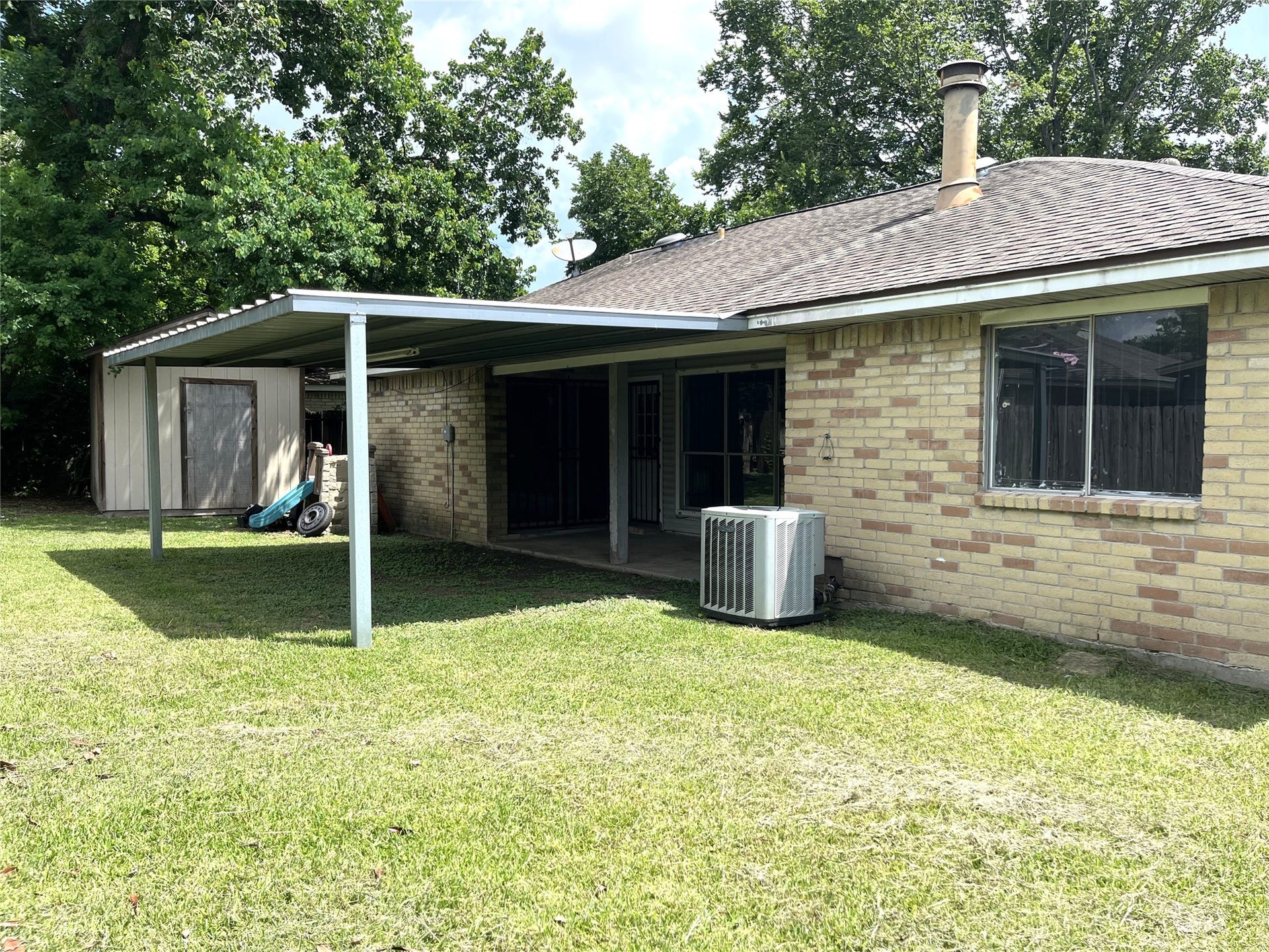1907 Aldates Drive, Houston, TX 77015 Fenced in backary with covered patio & storage area
