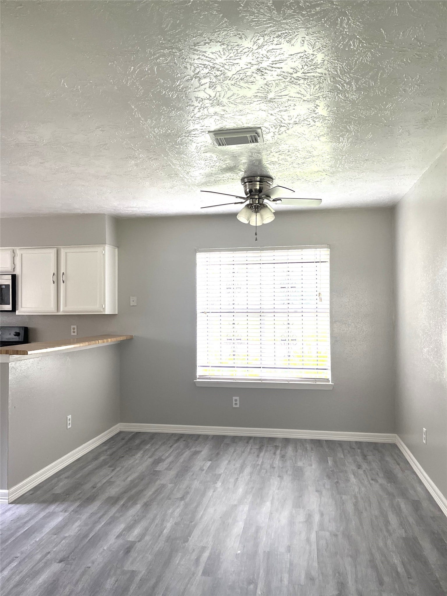 1907 Aldates Drive, Houston, TX 77015 Breakfast bar separates kitchen from dining area