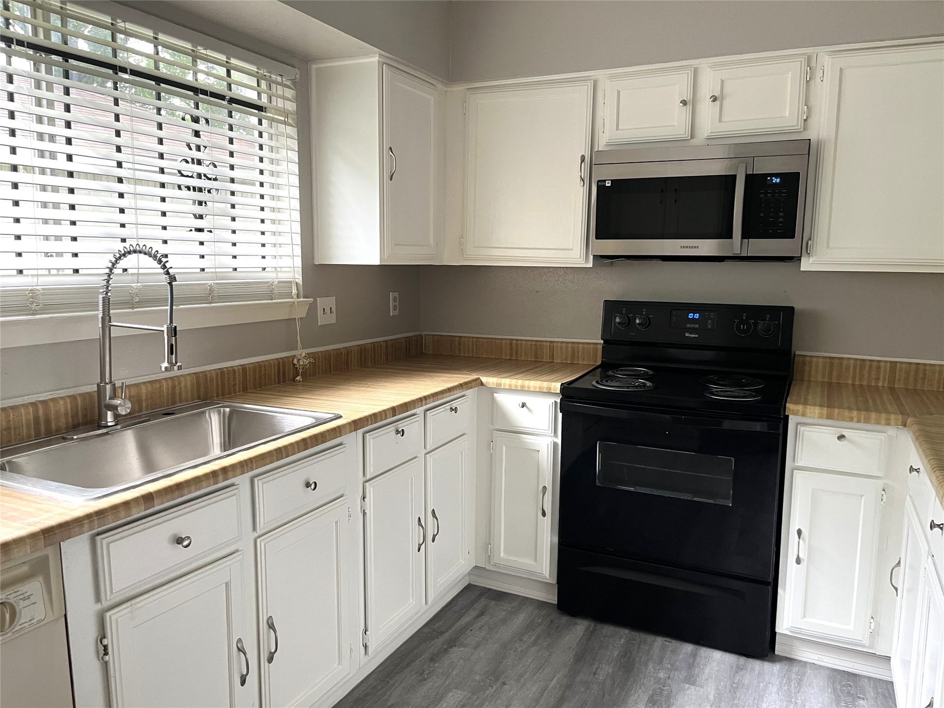 1907 Aldates Drive, Houston, TX 77015 Microwave & Electric range/oven