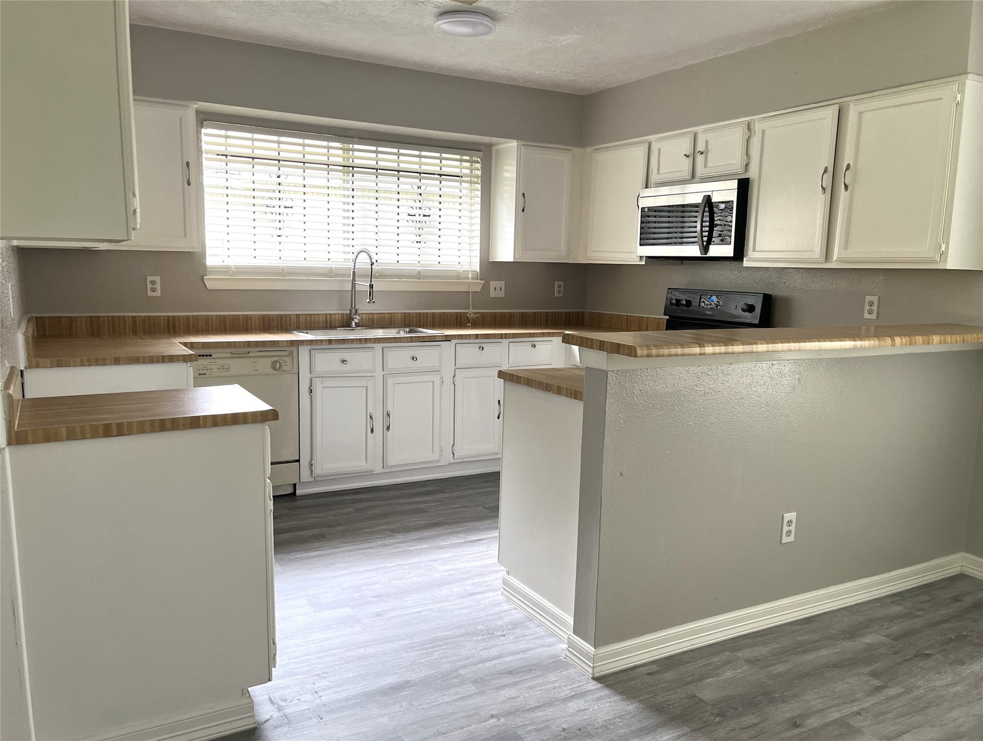 1907 Aldates Drive, Houston, TX 77015 Kitchen with breakfast bar & white cabinetry