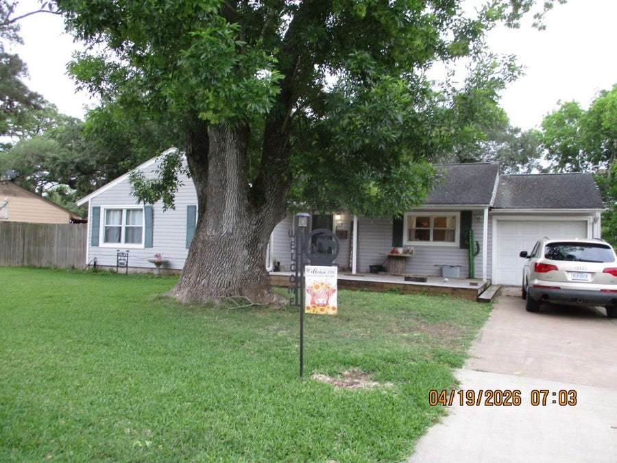 Property photo for 112 Chinaberry Street, Lake Jackson, TX